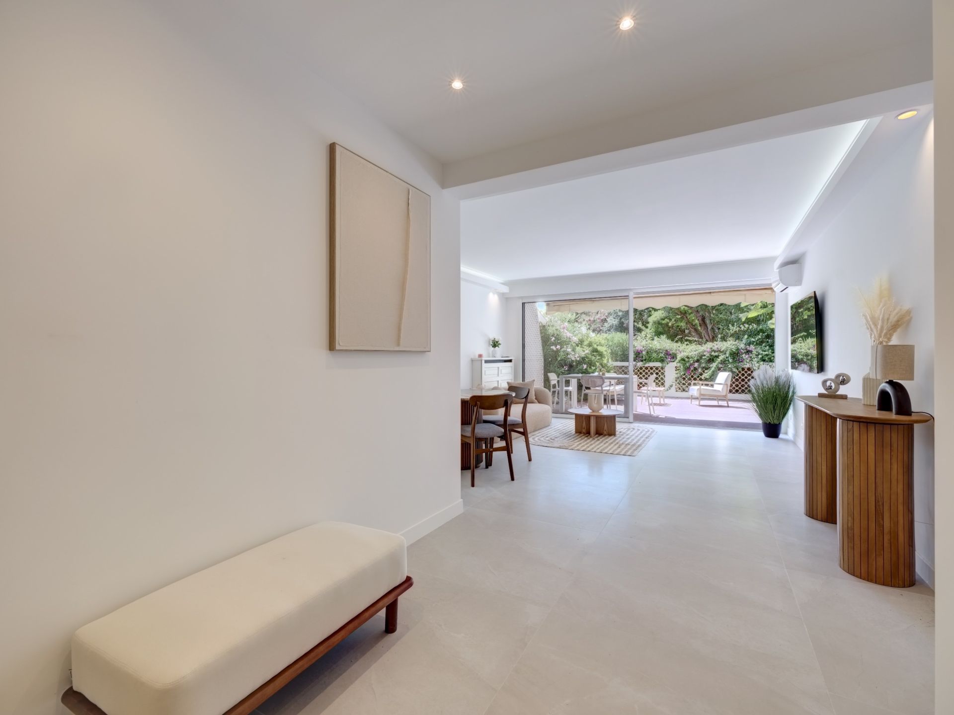 luxury apartment 4 Rooms for sale on CANNES (06400)