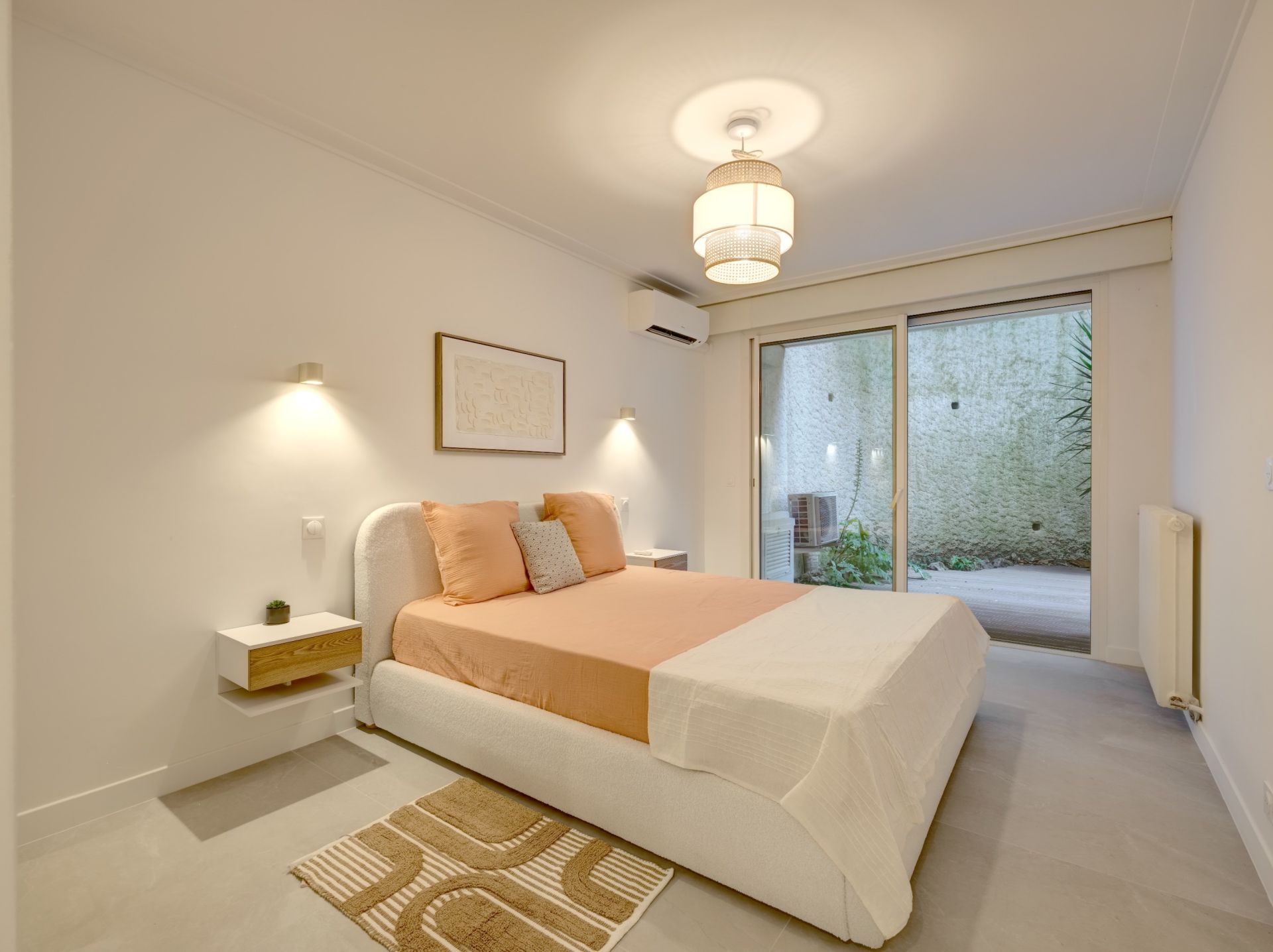 luxury apartment 4 Rooms for sale on CANNES (06400)