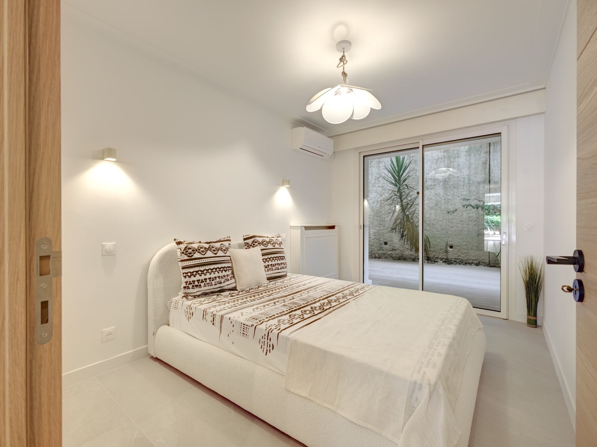 luxury apartment 4 Rooms for sale on CANNES (06400)