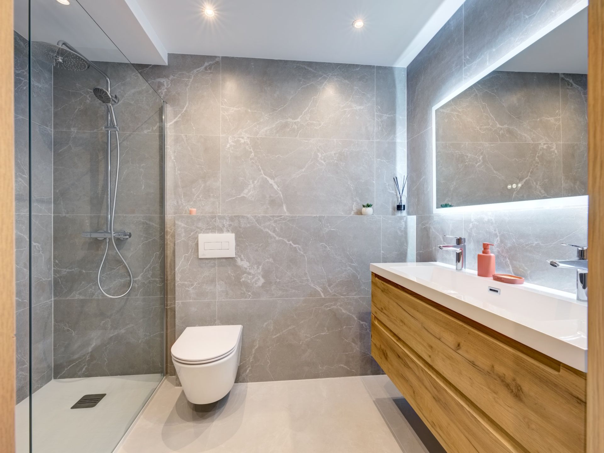 luxury apartment 4 Rooms for sale on CANNES (06400)