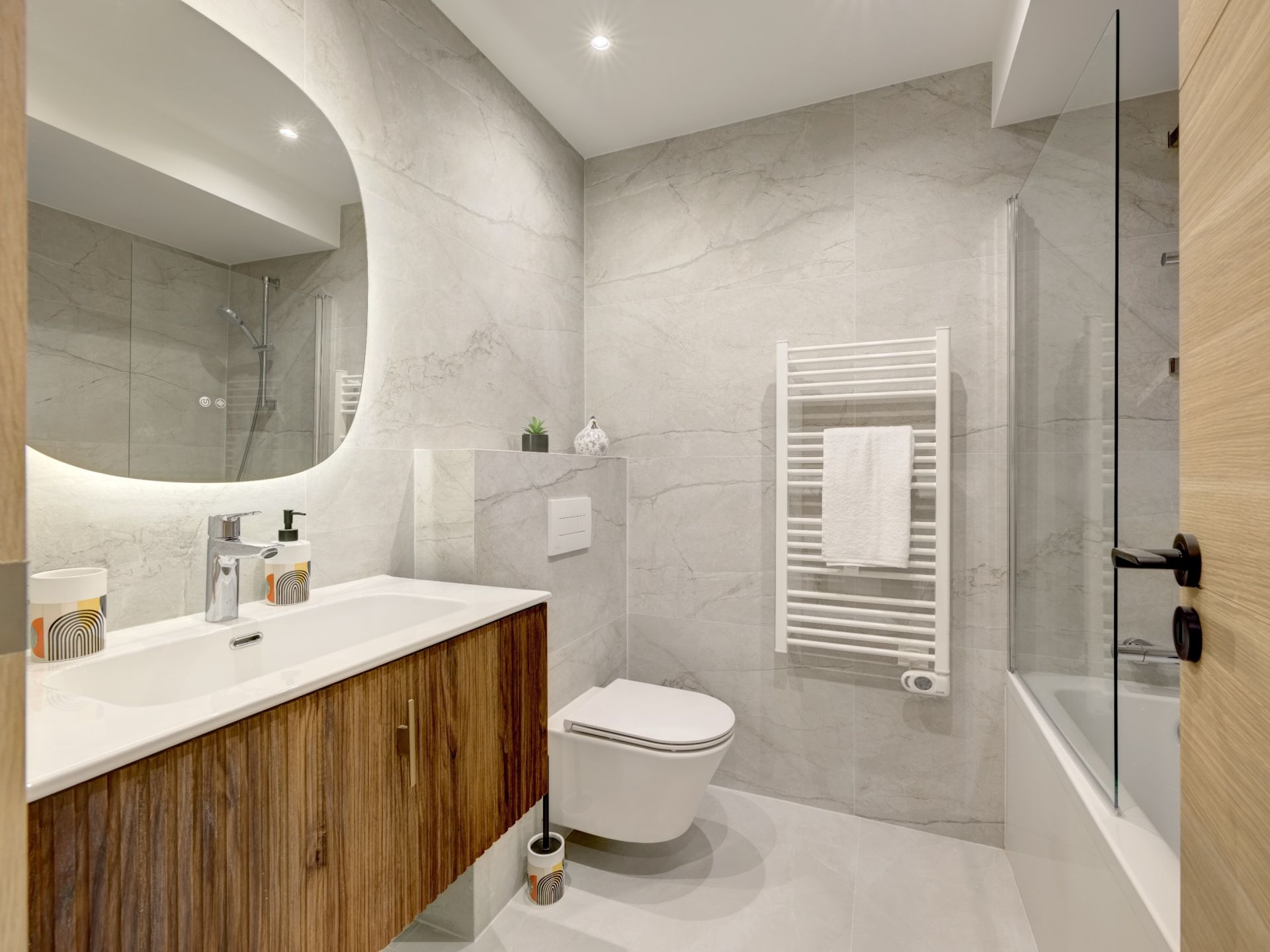 luxury apartment 4 Rooms for sale on CANNES (06400)