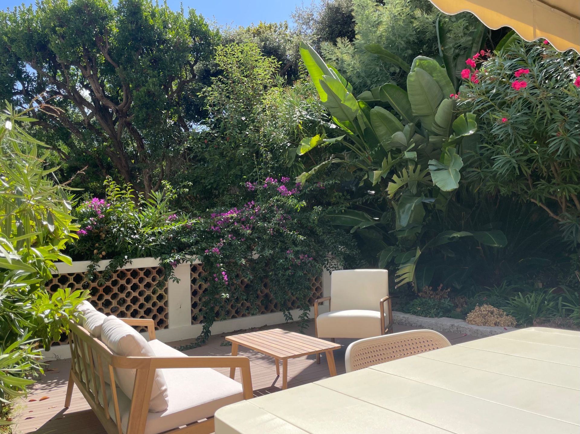 luxury apartment 4 Rooms for sale on CANNES (06400)