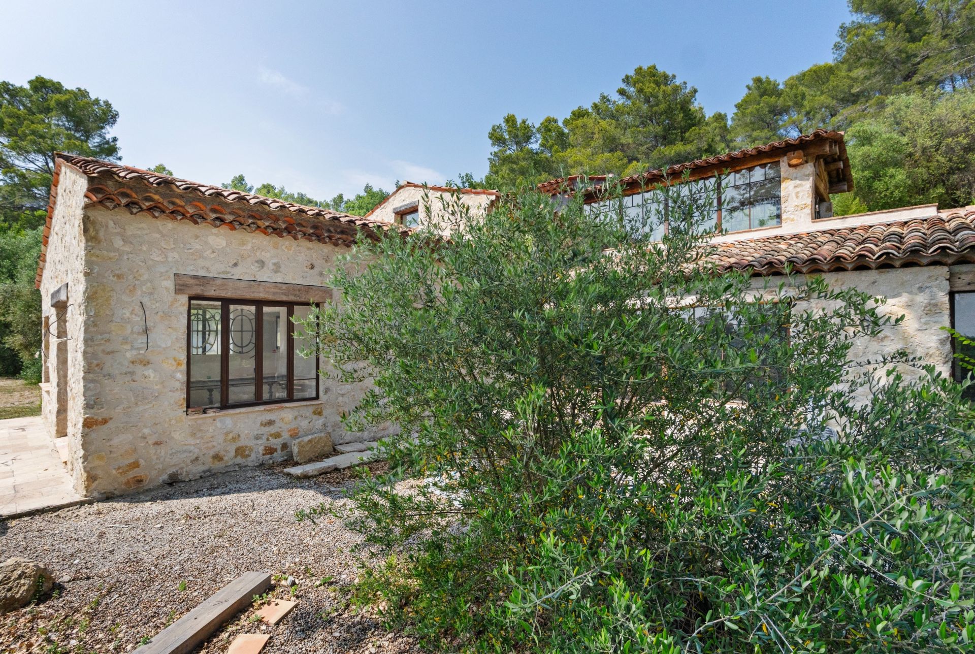 luxury provencale house 6 Rooms for sale on TOURRETTES (83440)