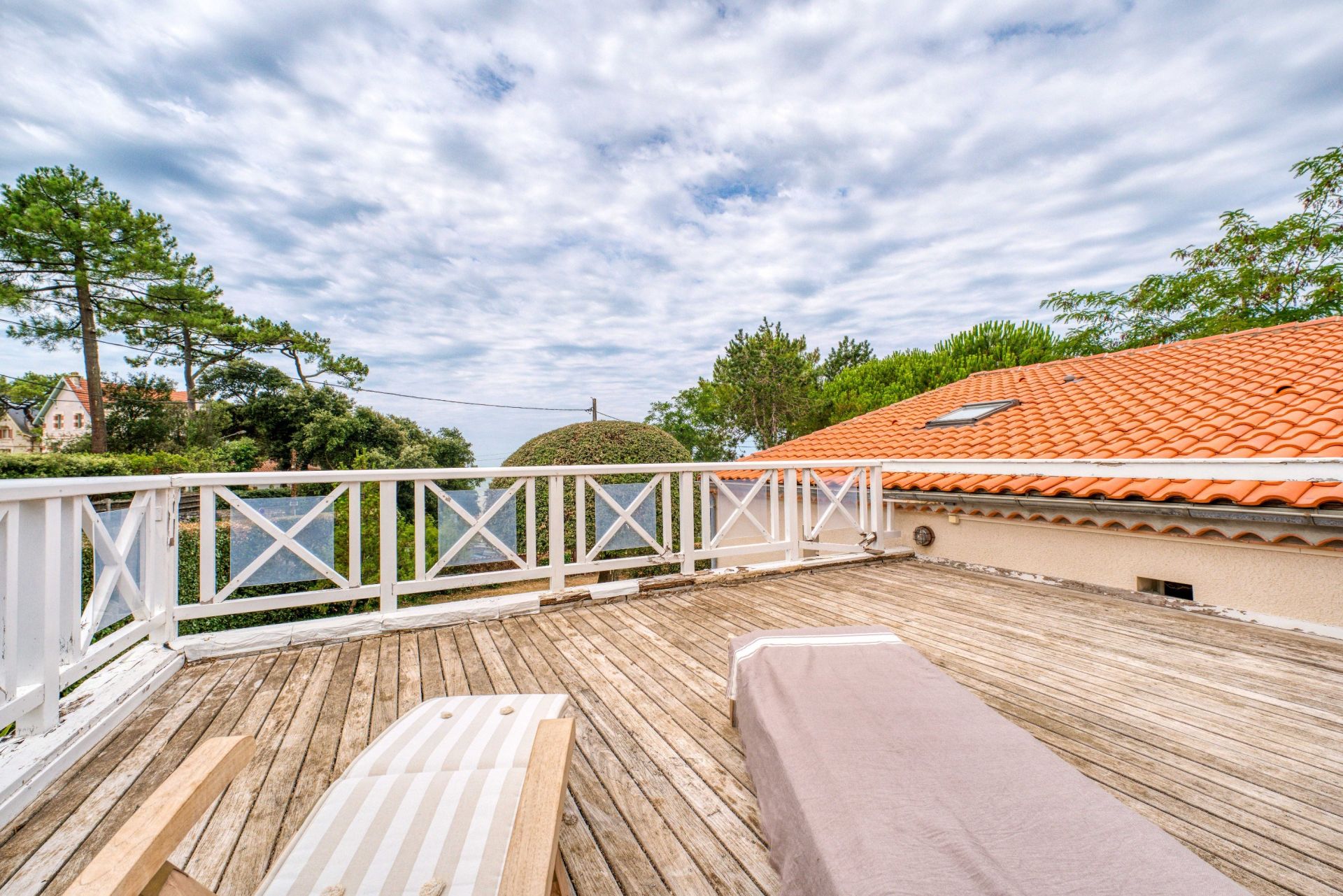 luxury house 9 Rooms for sale on ST PALAIS SUR MER (17420)