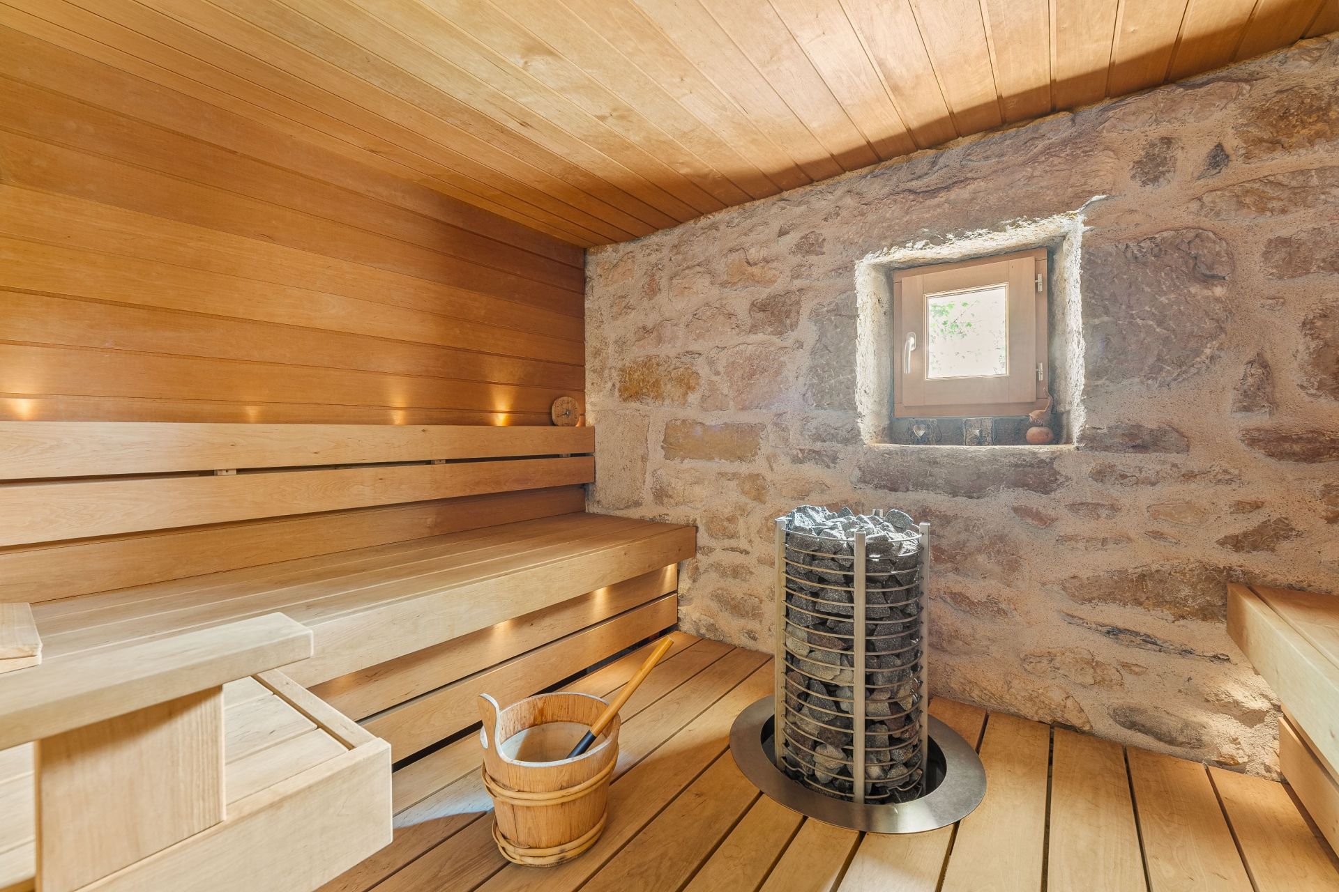 luxury house 10 Rooms for sale on CHEVRY (01170)