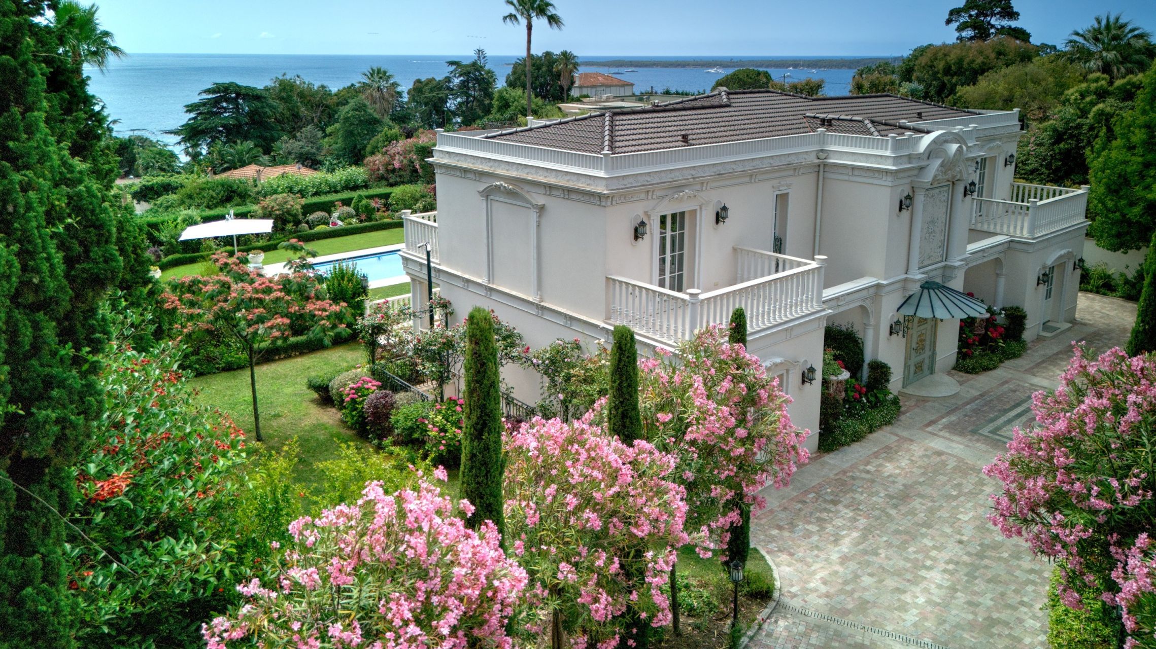 luxury villa 12 Rooms for sale on LE GOLFE JUAN (06220)