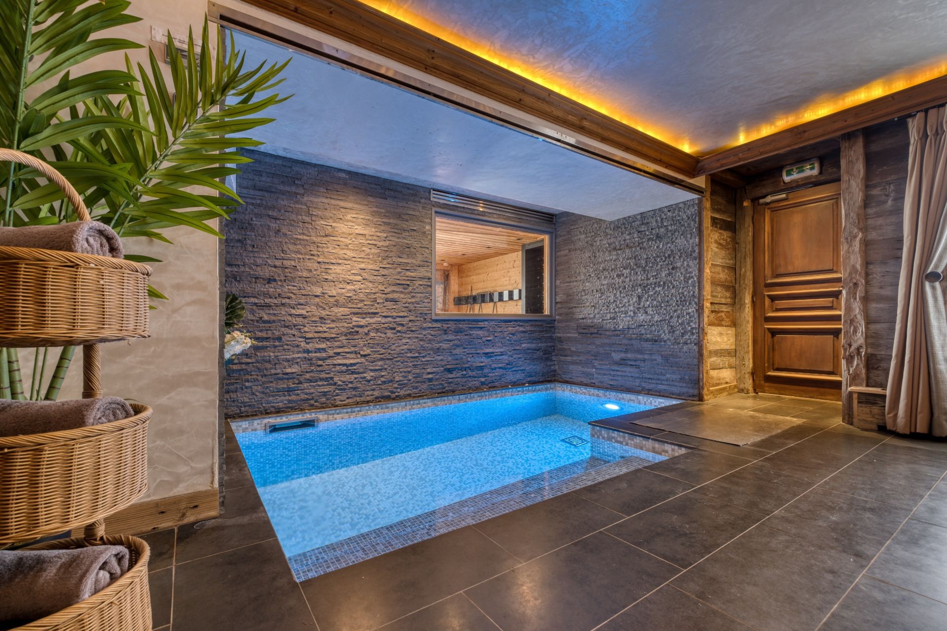 luxury chalet 9 Rooms for sale on COURCHEVEL (73120)