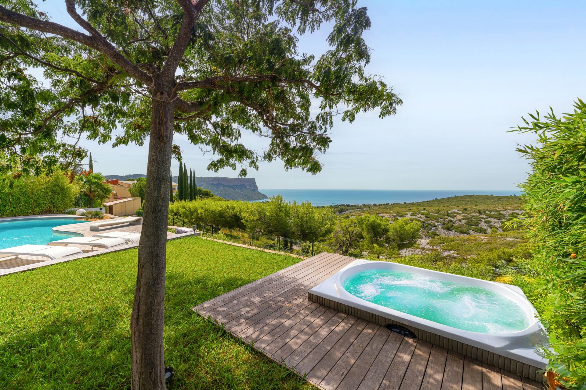 contemporary house 8 Rooms for sale on CASSIS (13260)