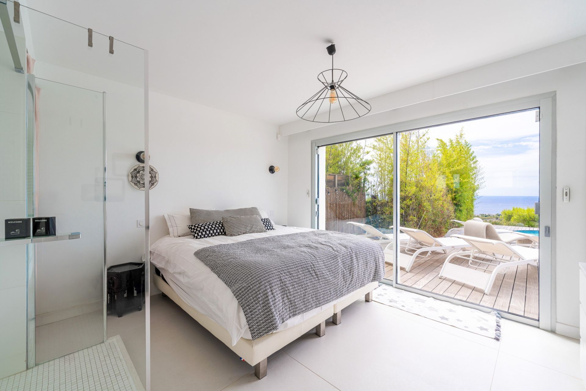 contemporary house 8 Rooms for sale on CASSIS (13260)
