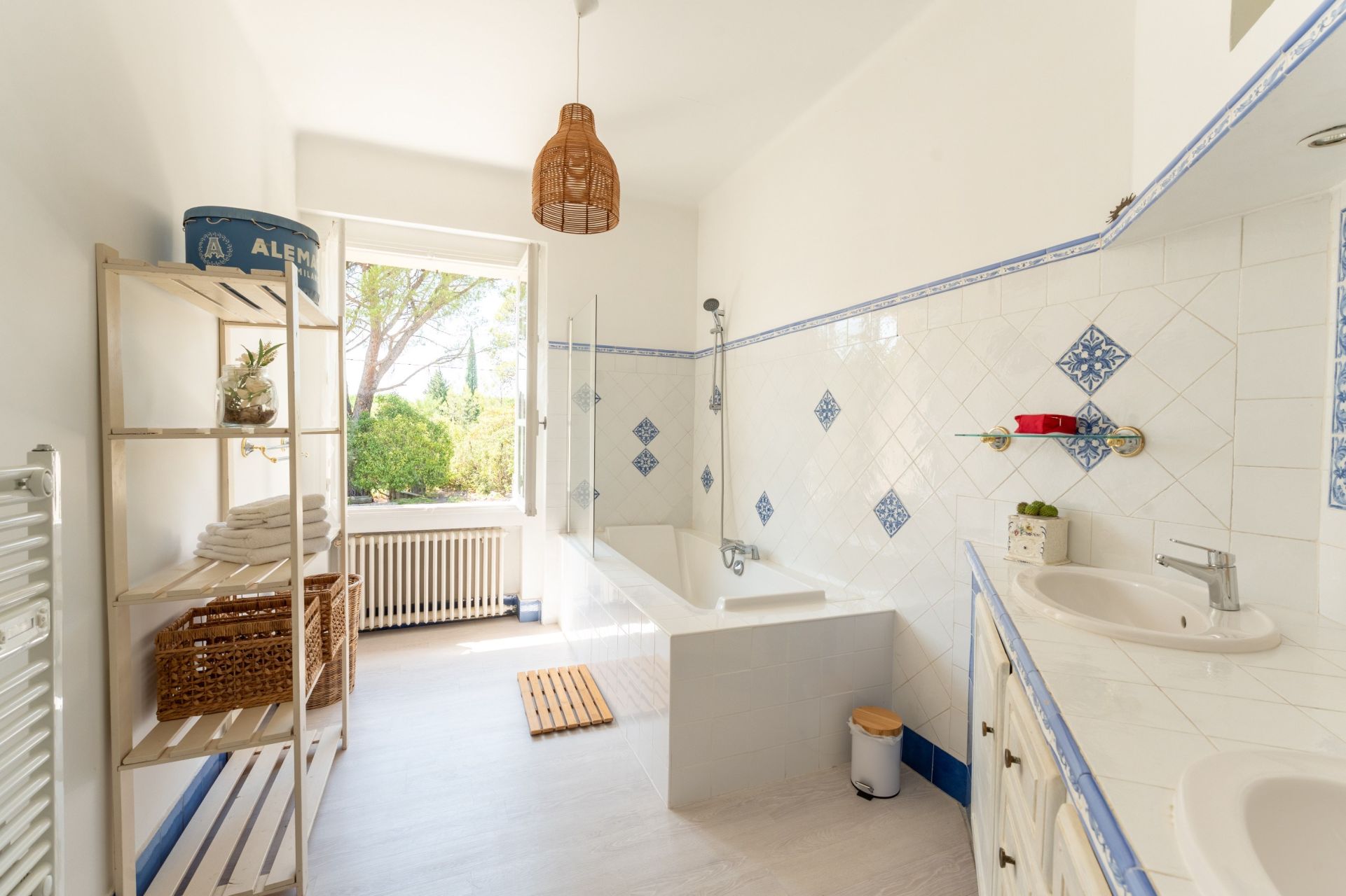 luxury house 6 Rooms for sale on ST REMY DE PROVENCE (13210)