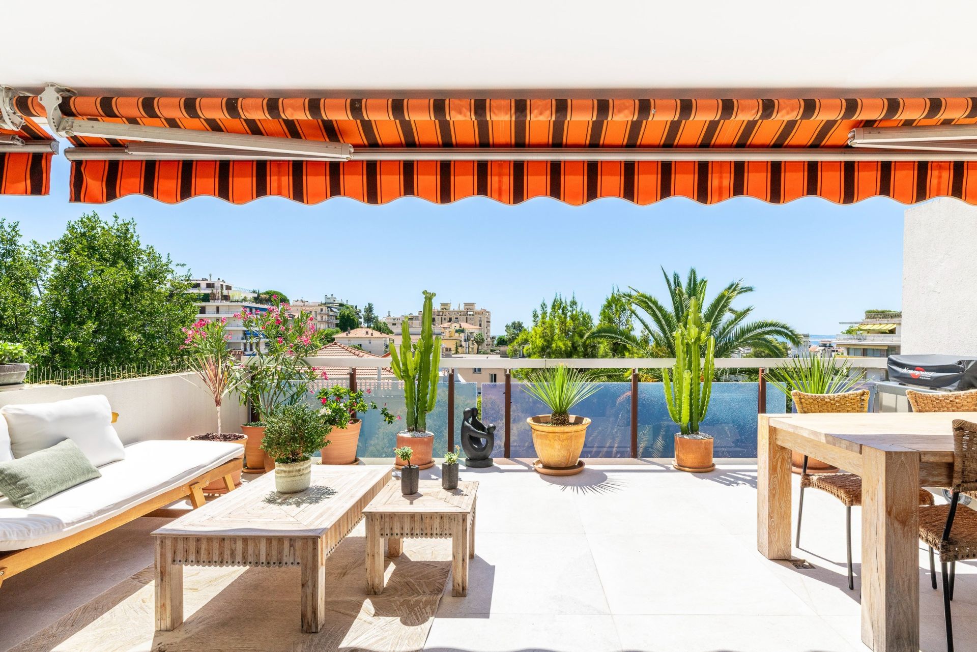 luxury apartment 4 Rooms for sale on NICE (06000)