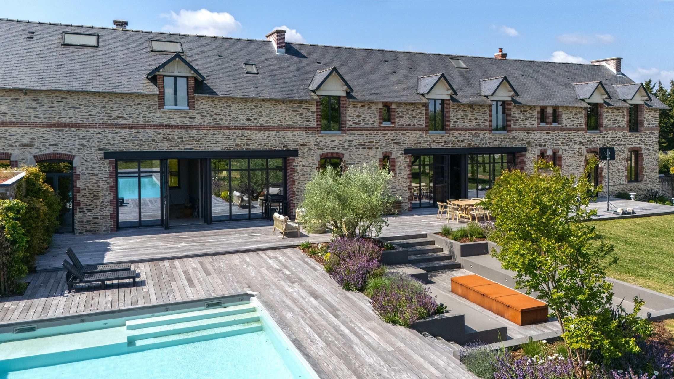 luxury long house 10 Rooms for sale on CARQUEFOU (44470)