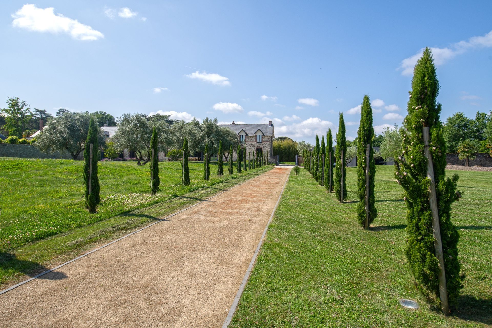 luxury long house 10 Rooms for sale on CARQUEFOU (44470)