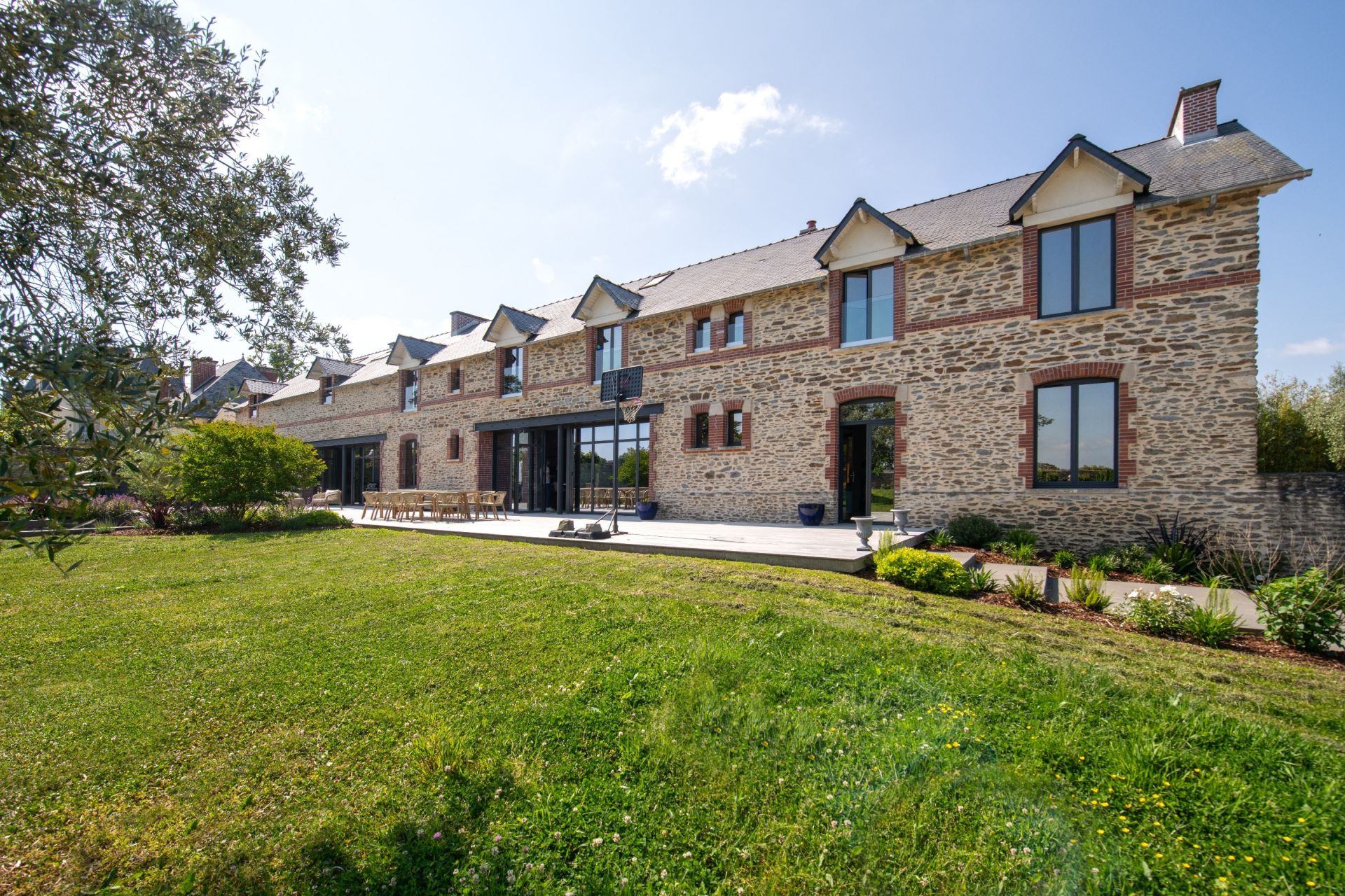 luxury long house 10 Rooms for sale on CARQUEFOU (44470)