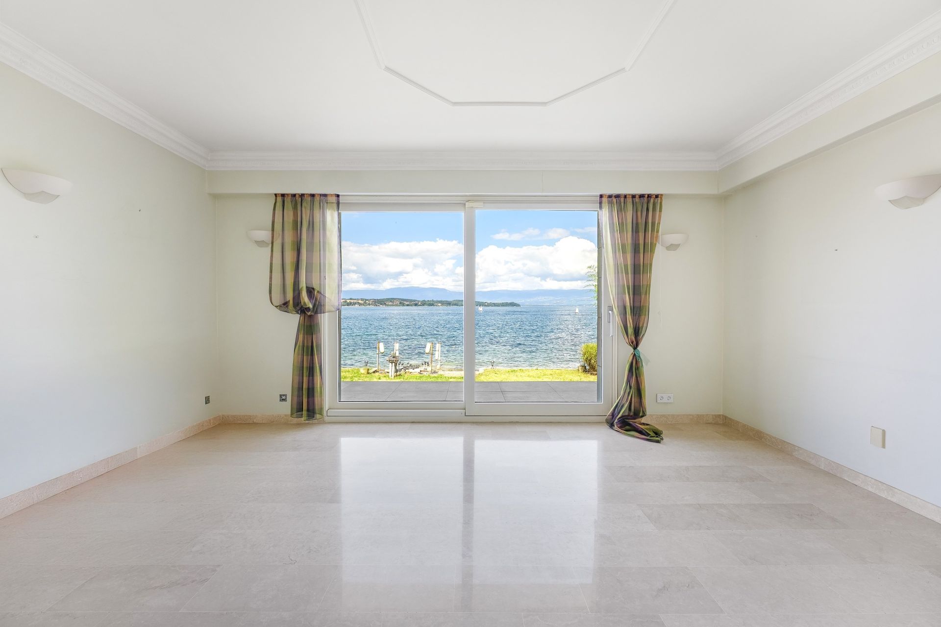 luxury villa 10 Rooms for sale on SCIEZ (74140)