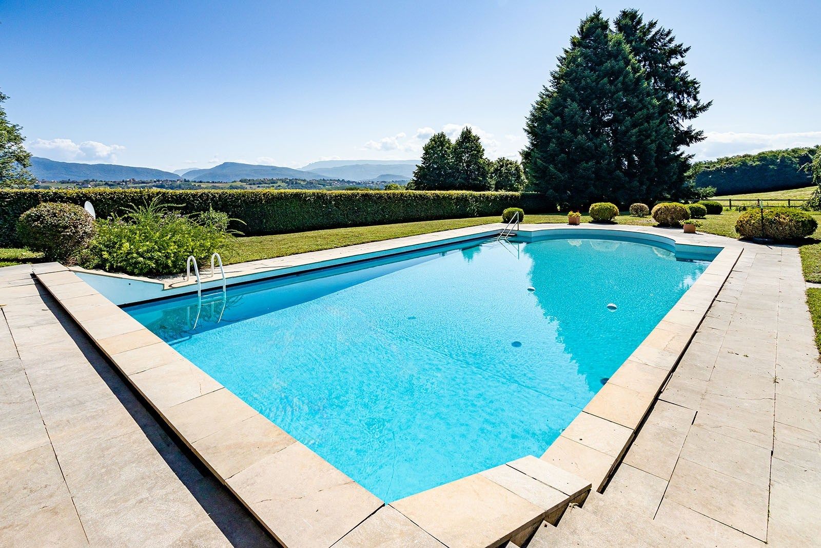 château 24 Pièces en vente sur LES AVENIERES (38630)