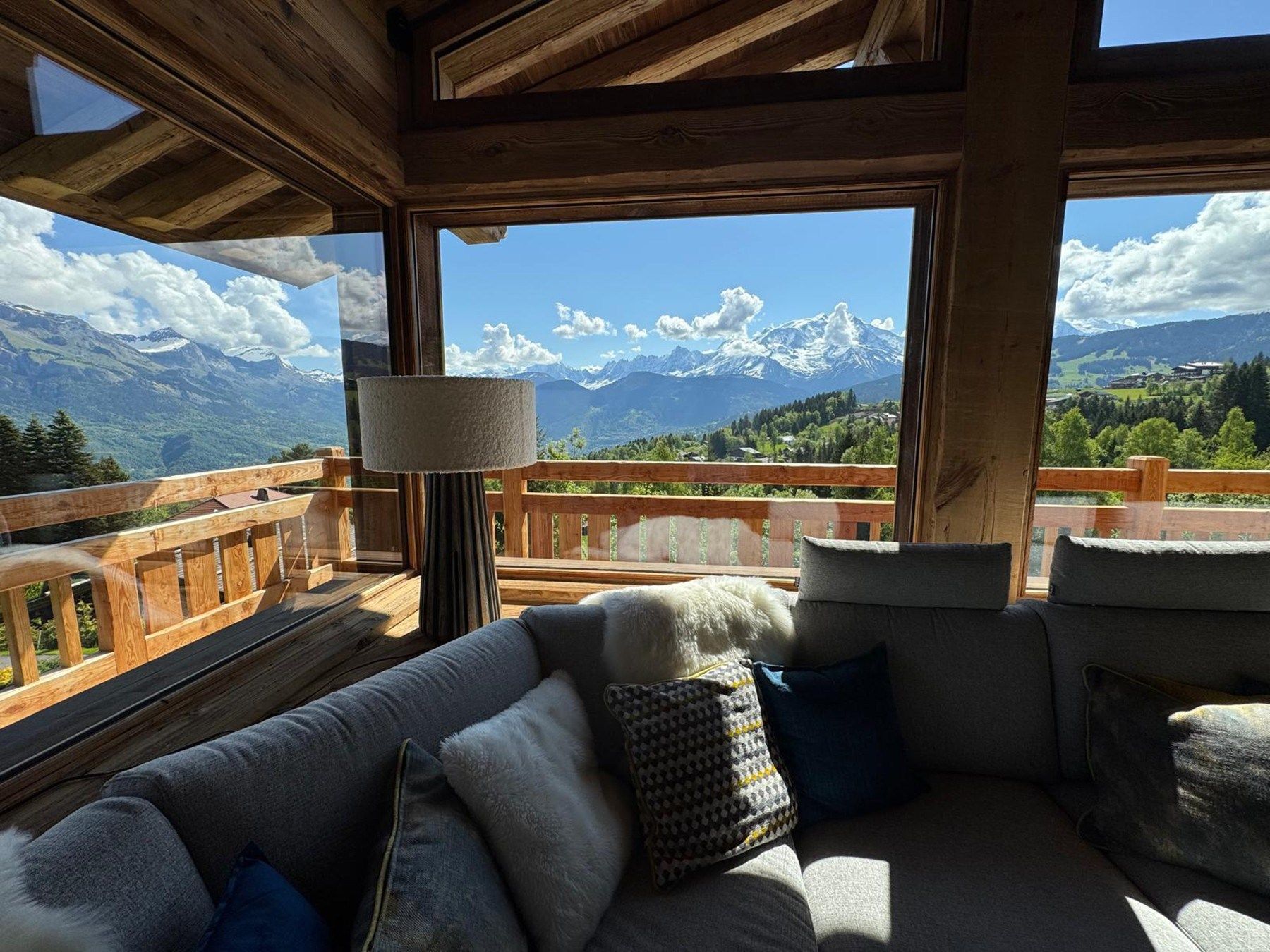 luxury chalet 10 Rooms for seasonal rent on COMBLOUX (74920)