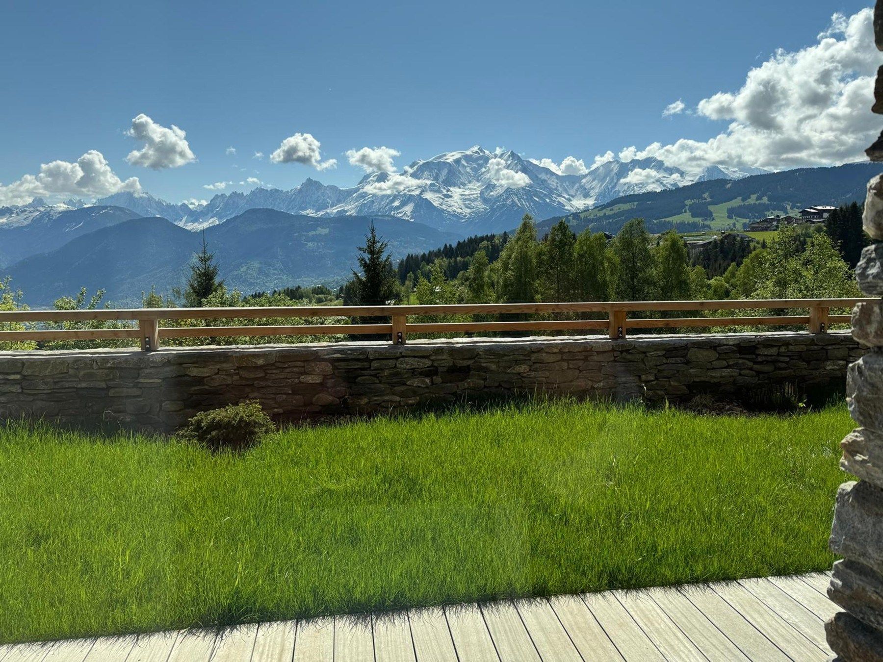 luxury chalet 10 Rooms for seasonal rent on COMBLOUX (74920)