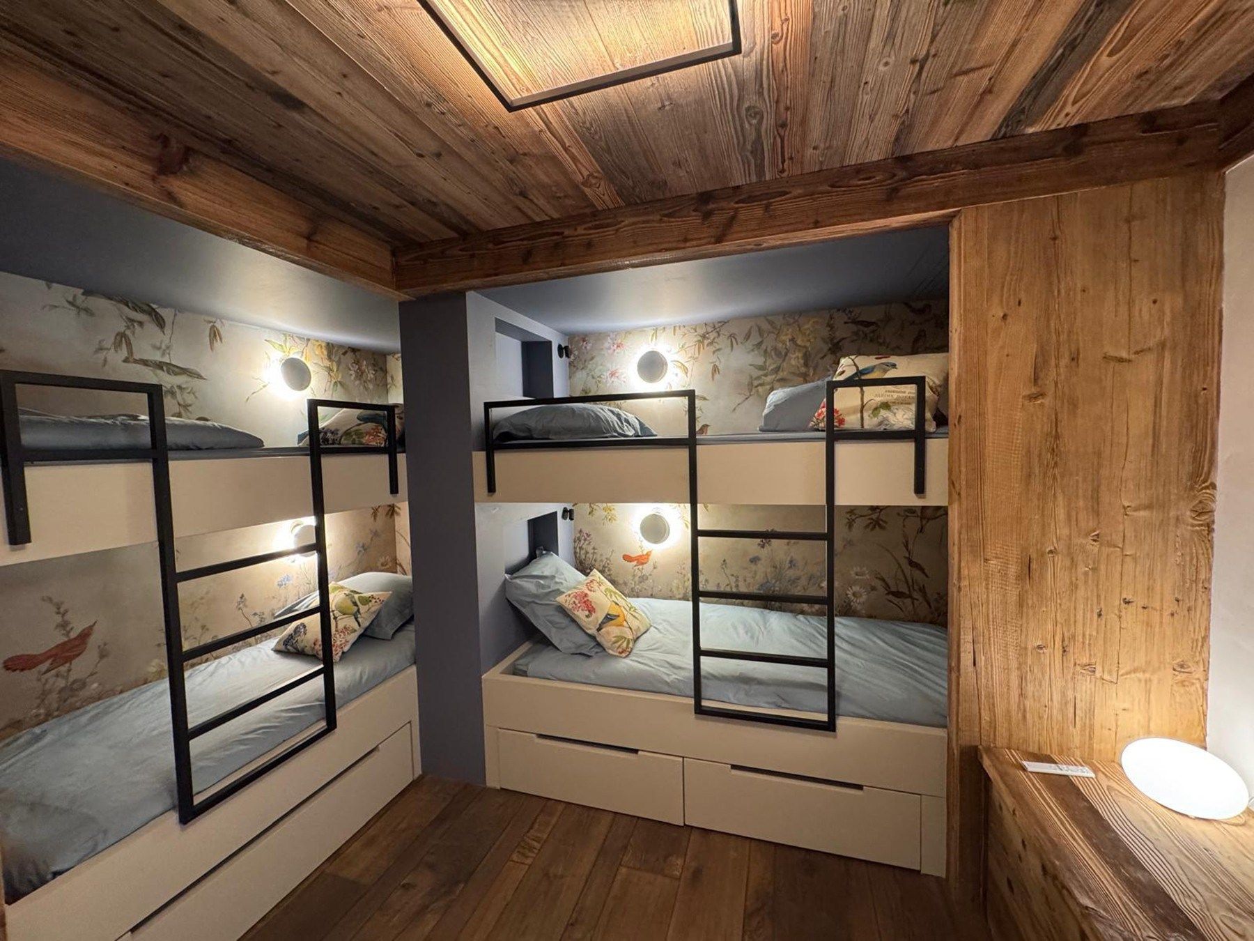 luxury chalet 10 Rooms for seasonal rent on COMBLOUX (74920)