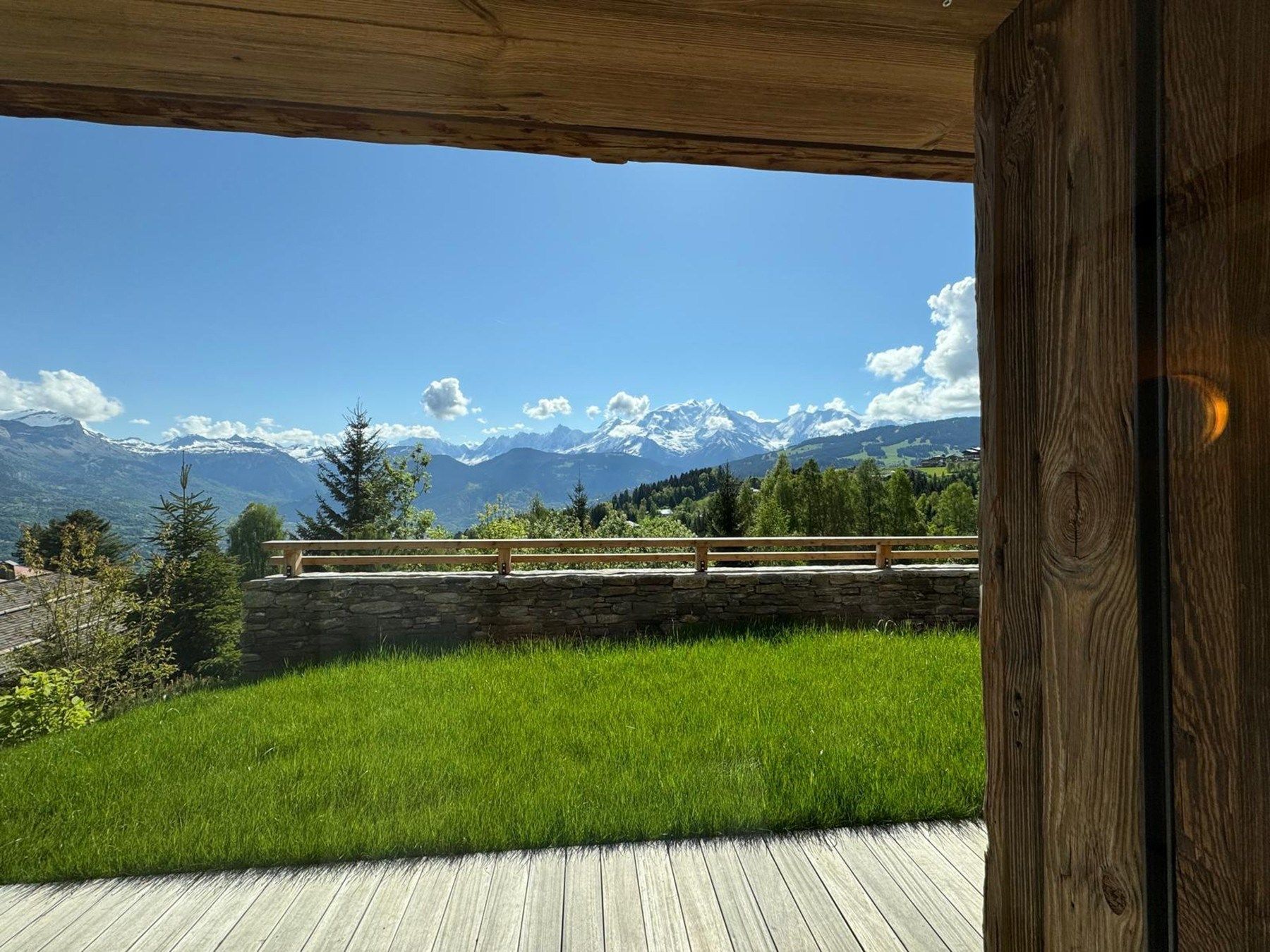 luxury chalet 10 Rooms for seasonal rent on COMBLOUX (74920)