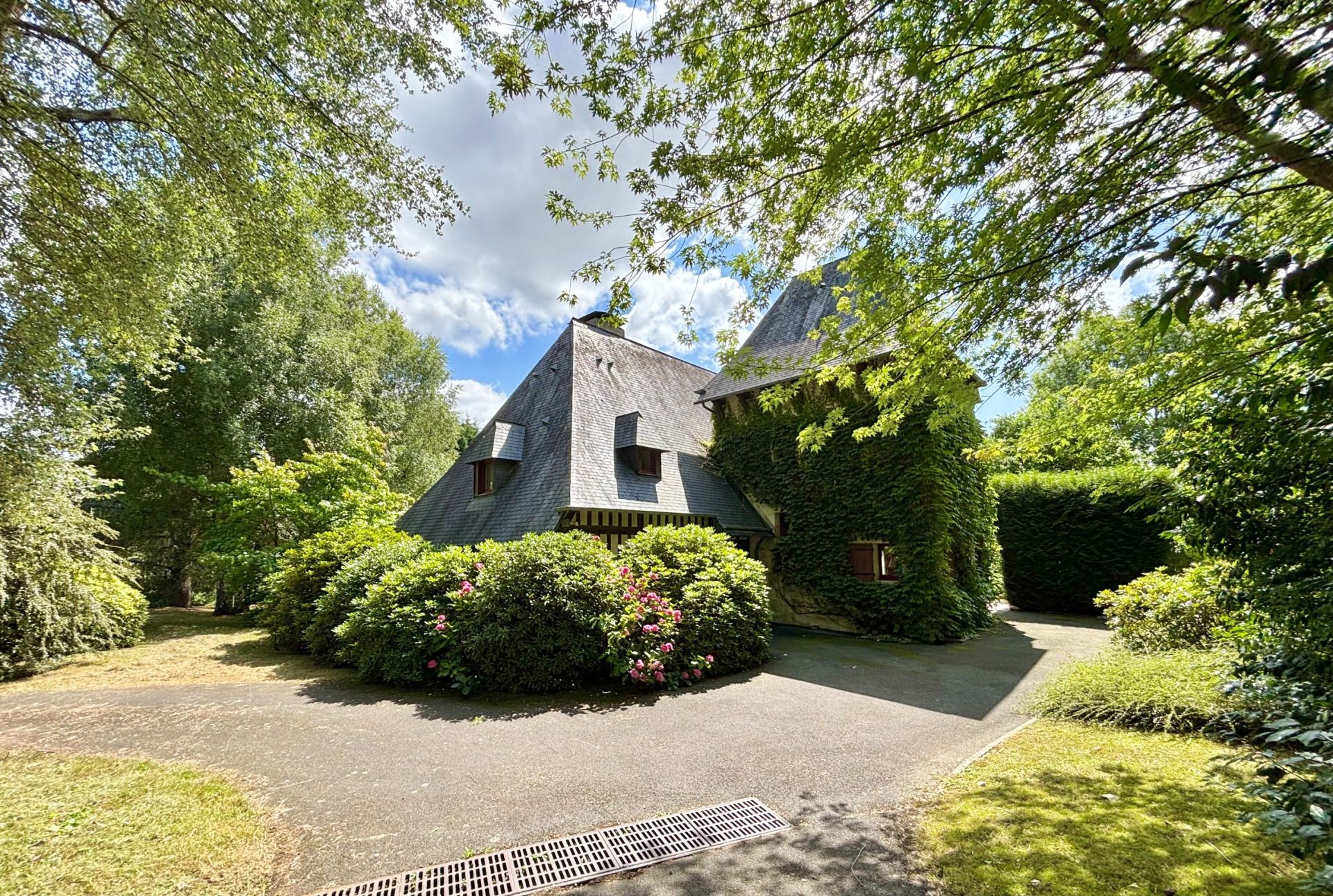 luxury house 10 Rooms for sale on ENGLESQUEVILLE EN AUGE (14800)