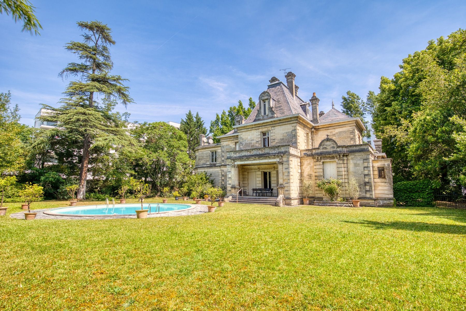 luxury property 13 Rooms for sale on BORDEAUX (33000)