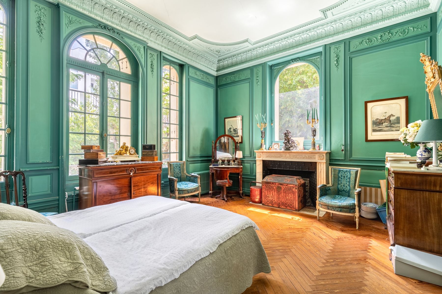 luxury property 13 Rooms for sale on BORDEAUX (33000)