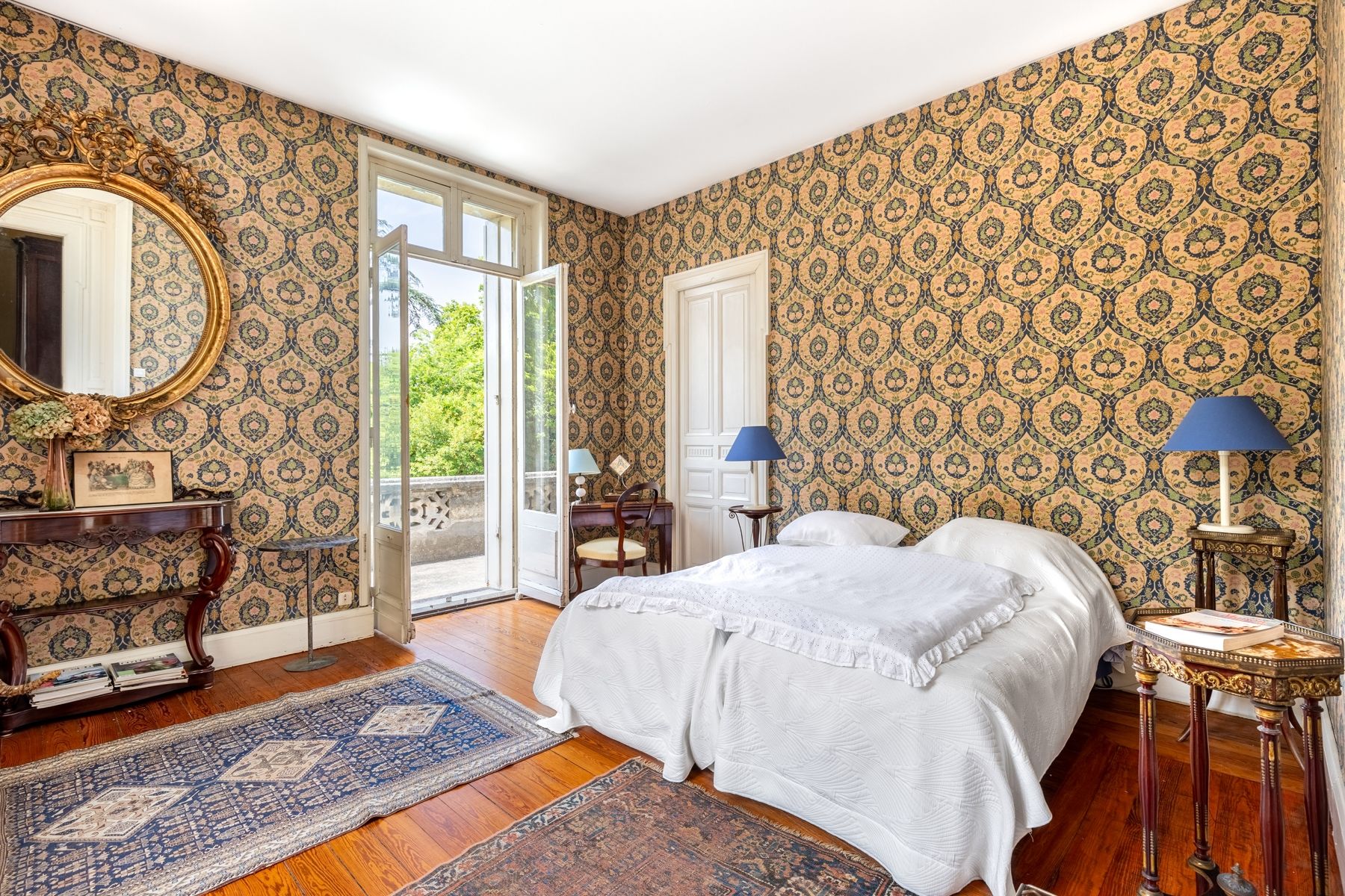 luxury property 13 Rooms for sale on BORDEAUX (33000)