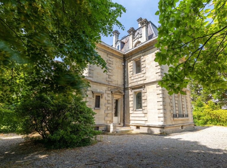 luxury property 13 Rooms for sale on BORDEAUX (33000)