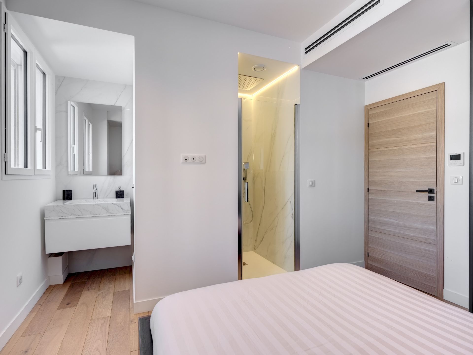 luxury apartment 3 Rooms for sale on CANNES (06400)