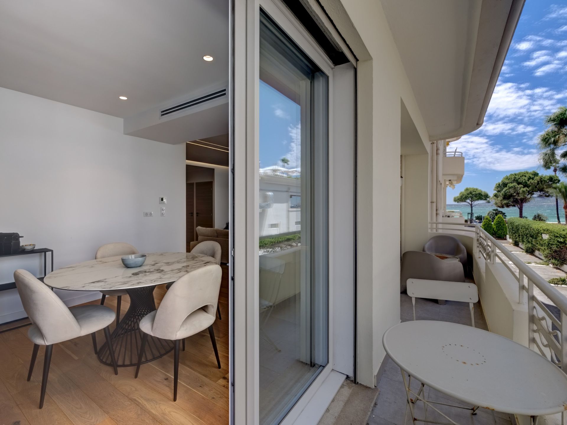 luxury apartment 3 Rooms for sale on CANNES (06400)
