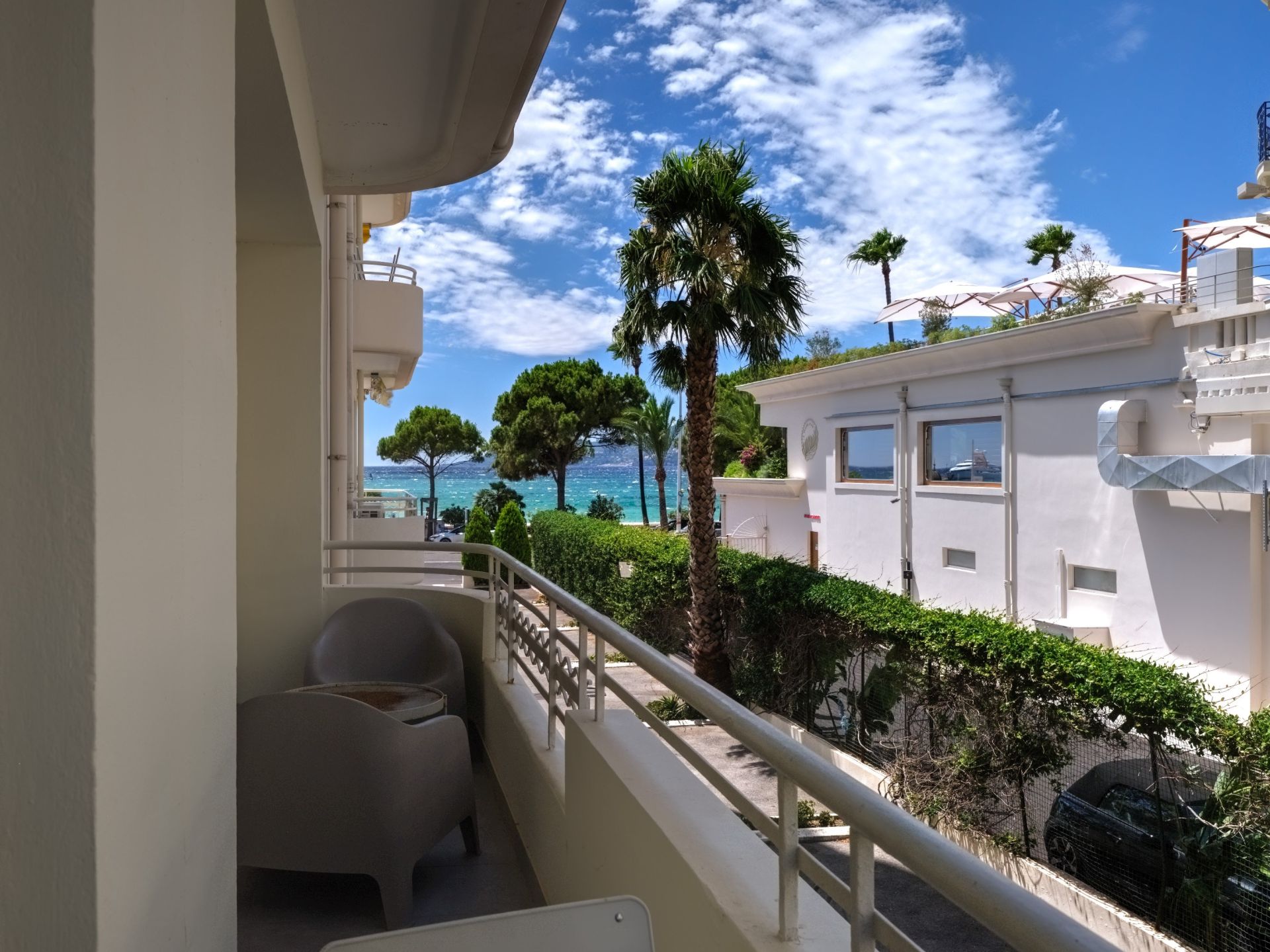 luxury apartment 3 Rooms for sale on CANNES (06400)
