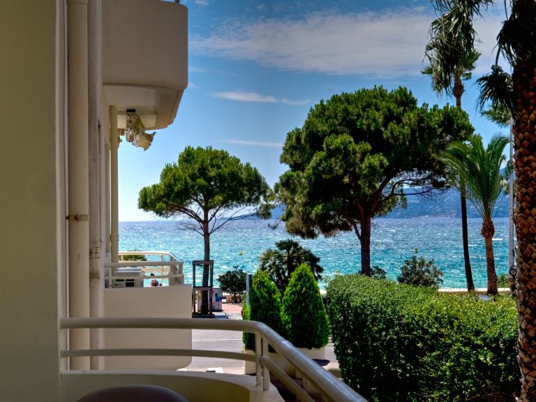 luxury apartment 3 Rooms for sale on CANNES (06400)