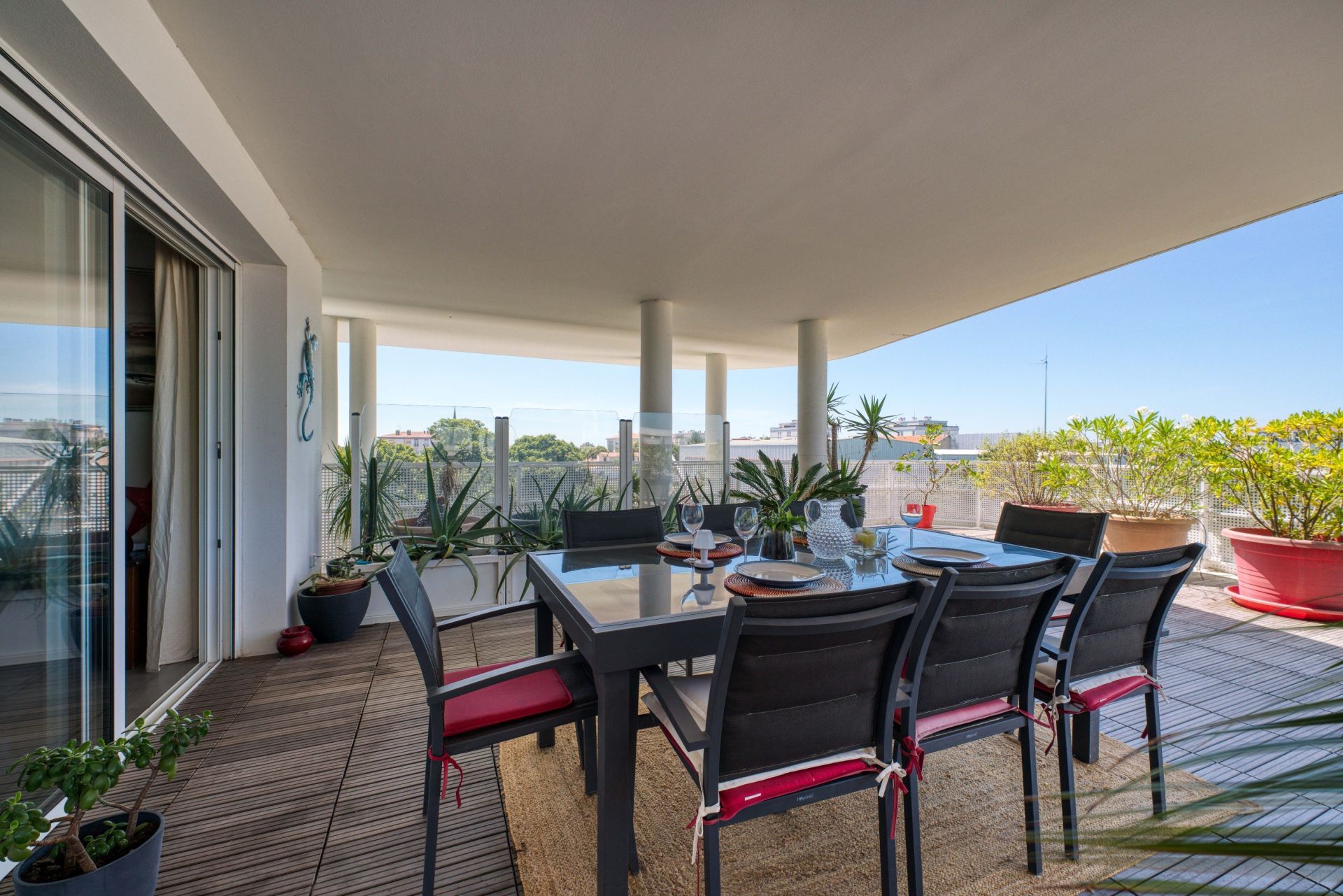 luxury apartment 5 Rooms for sale on LA ROCHELLE (17000)