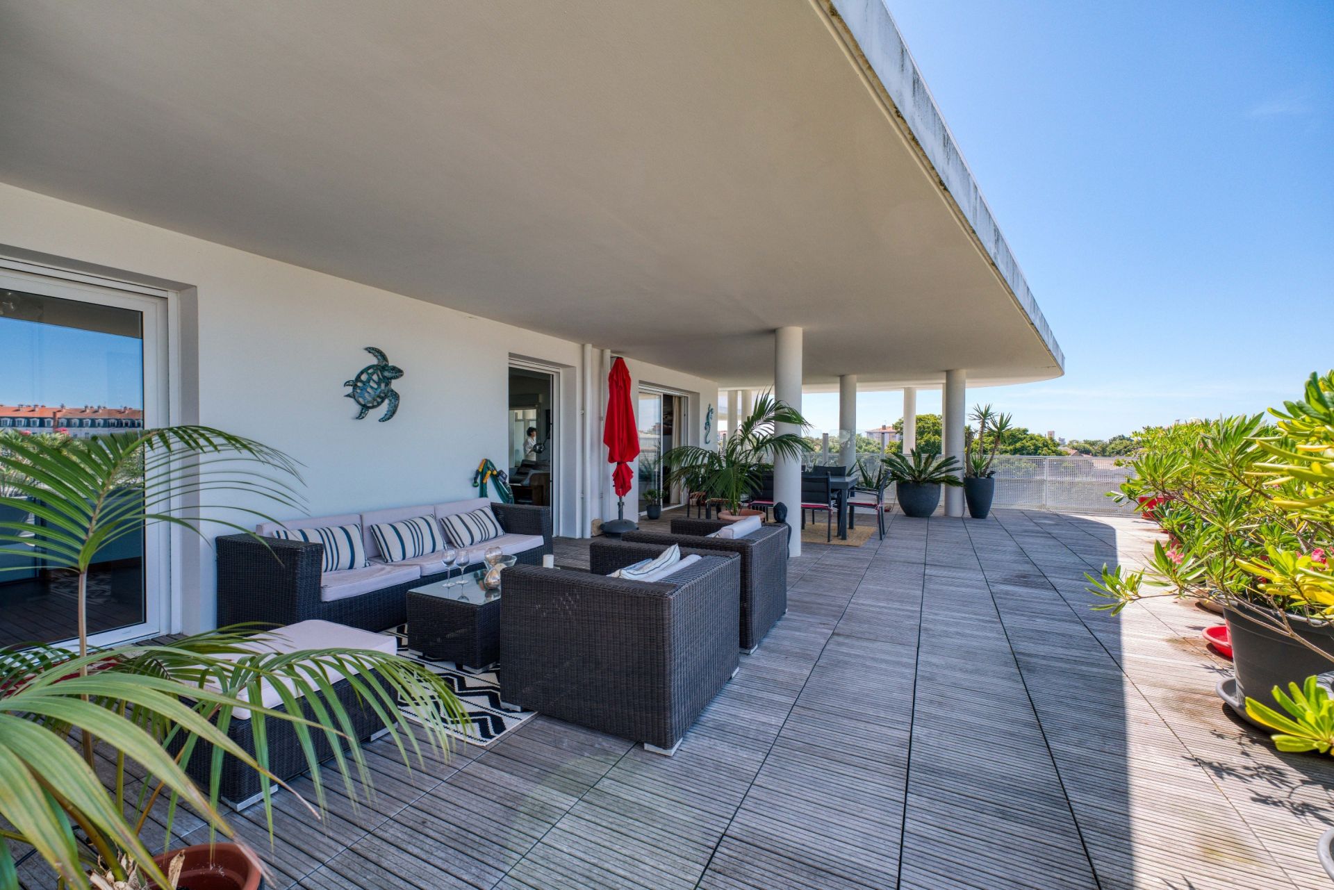 luxury apartment 5 Rooms for sale on LA ROCHELLE (17000)