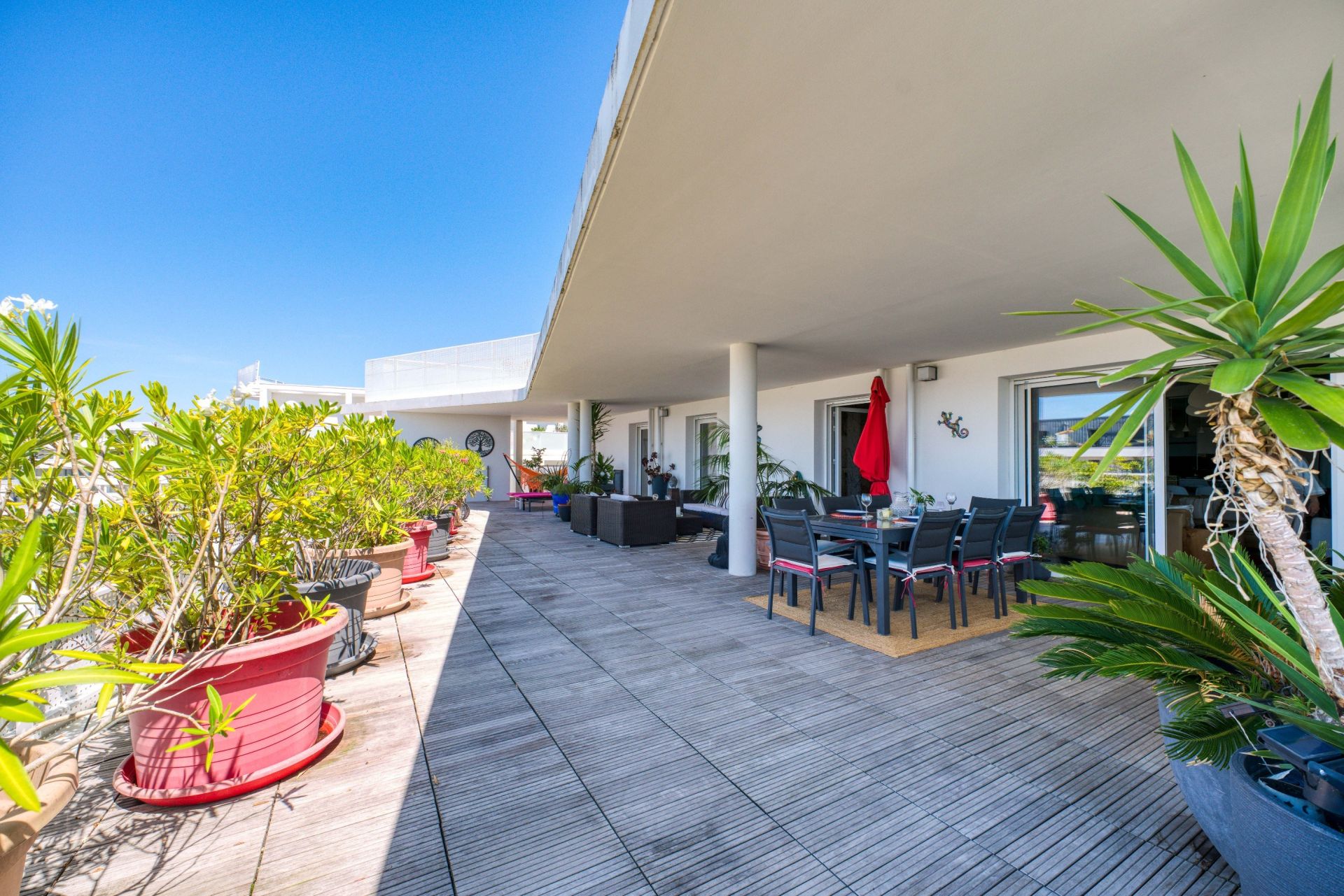 luxury apartment 5 Rooms for sale on LA ROCHELLE (17000)