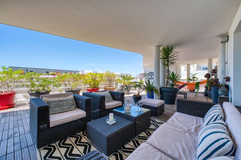 luxury apartment 5 Rooms for sale on LA ROCHELLE (17000)