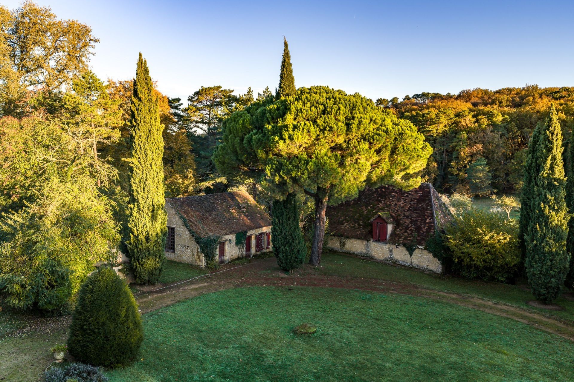 luxury house 15 Rooms for sale on STE ALVERE ST LAURENT LES BATONS (24510)