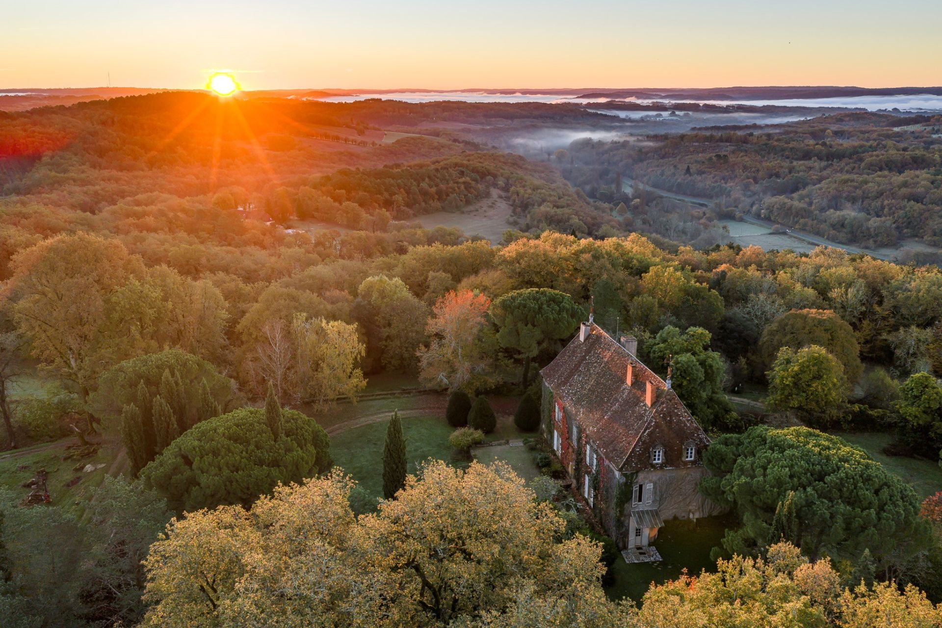 luxury house 15 Rooms for sale on STE ALVERE ST LAURENT LES BATONS (24510)