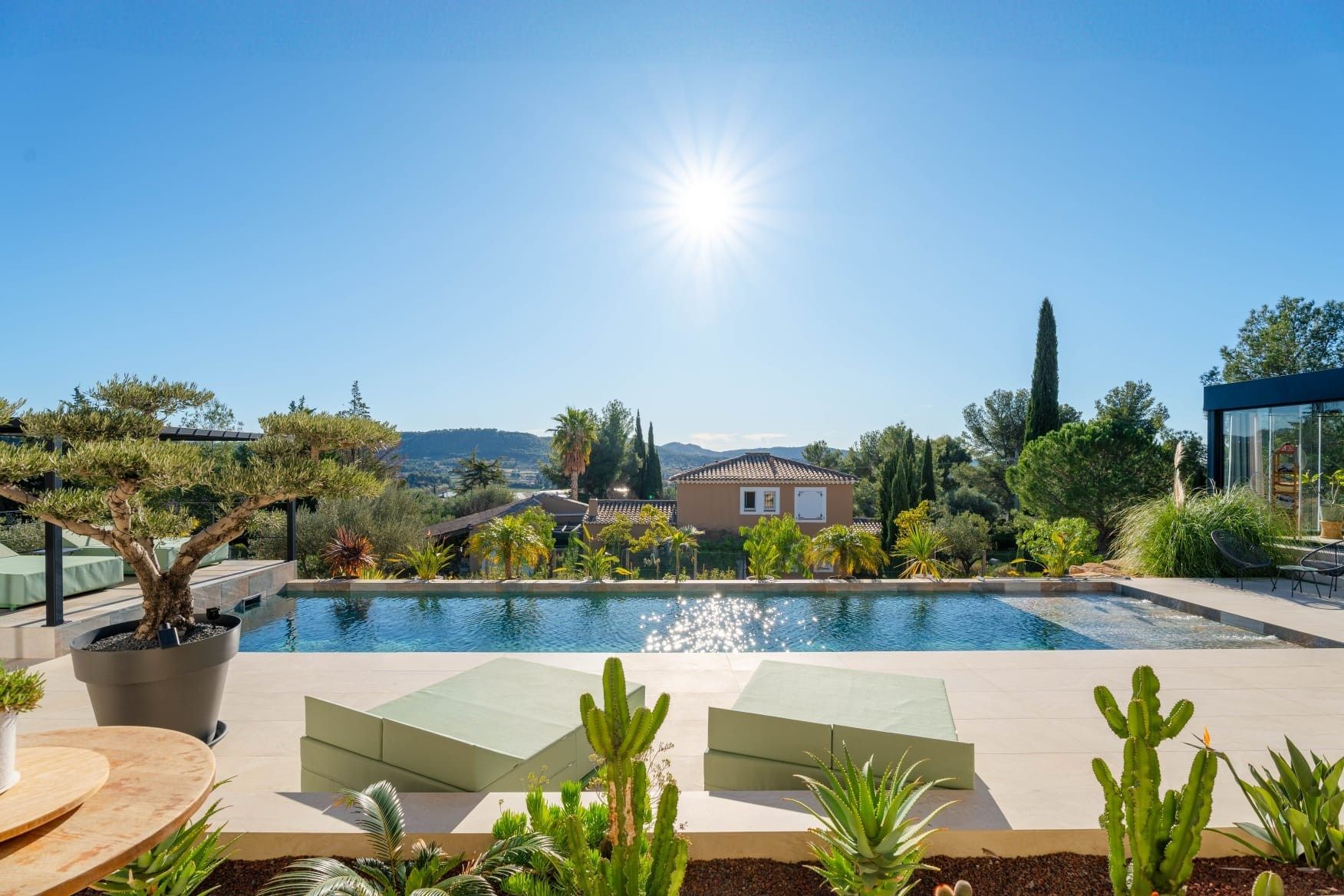 luxury house 6 Rooms for sale on LA CADIERE D AZUR (83740)