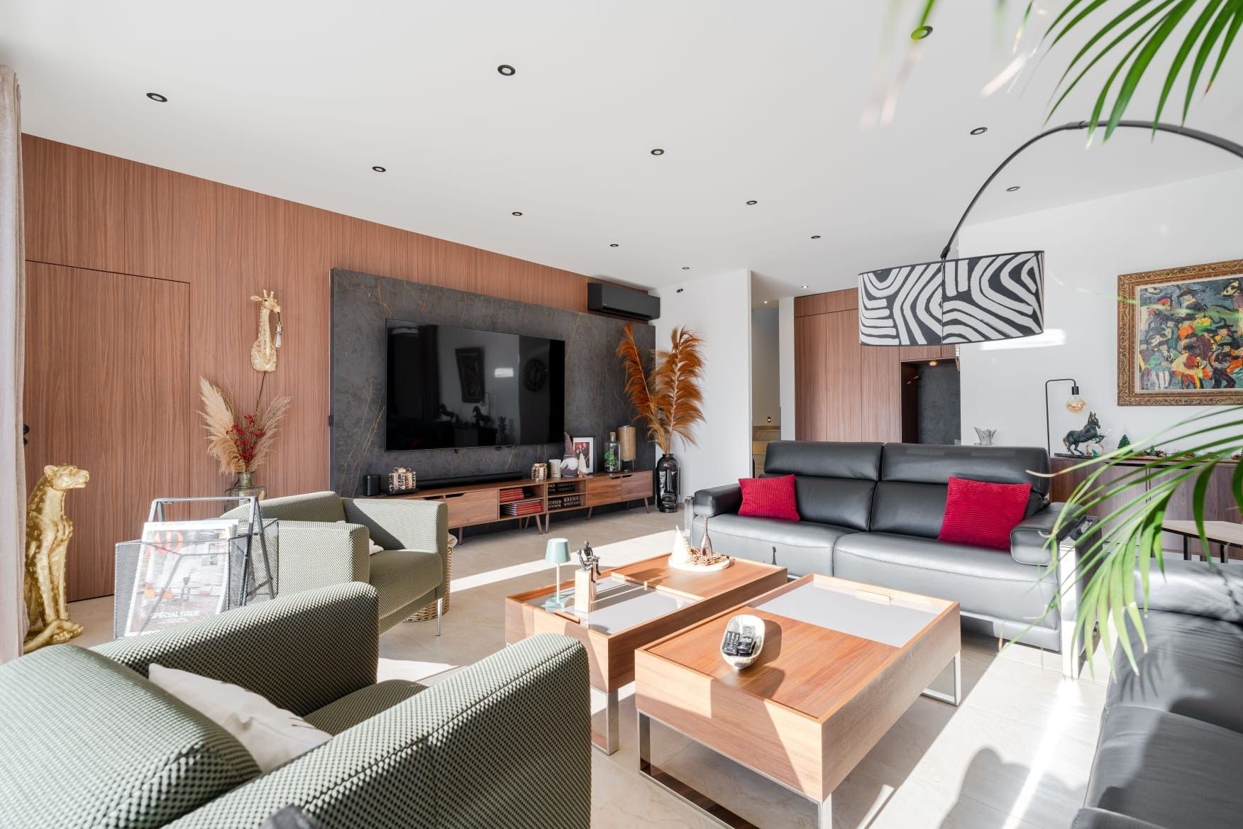 luxury house 6 Rooms for sale on LA CADIERE D AZUR (83740)