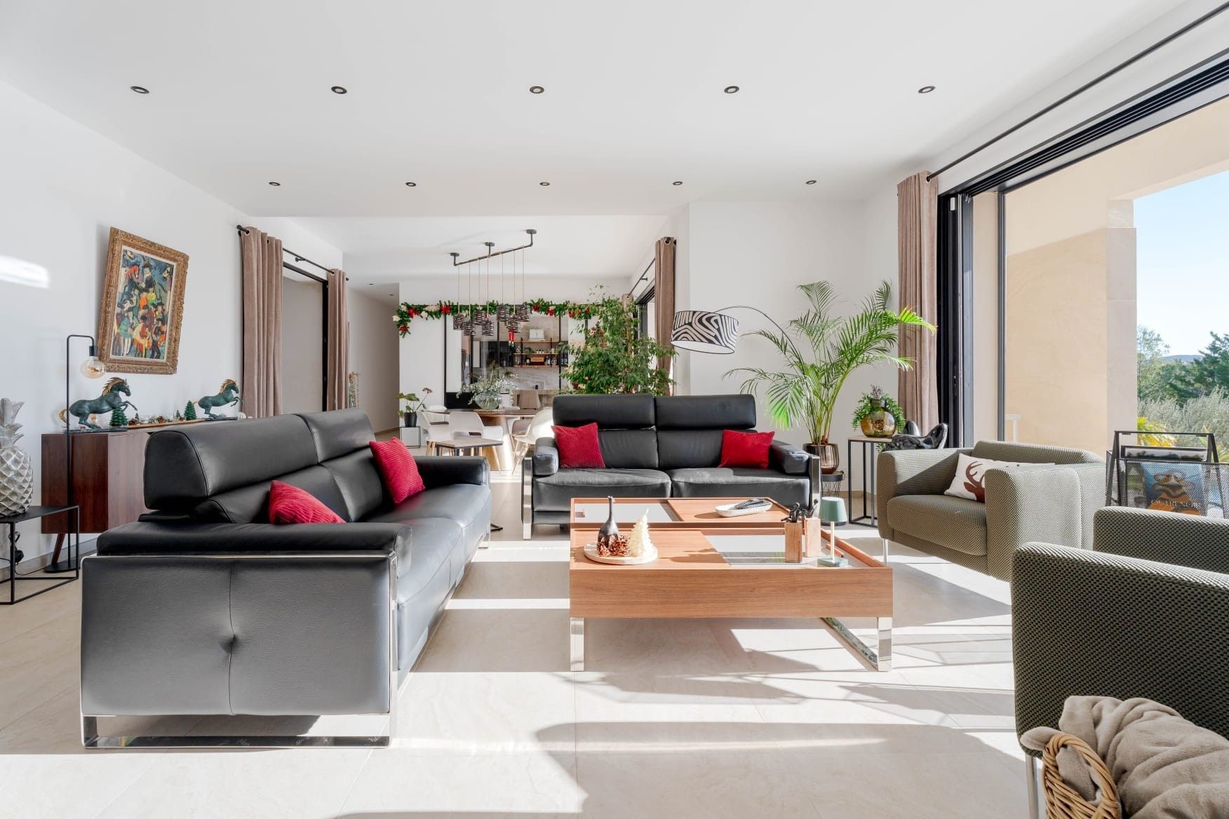 luxury house 6 Rooms for sale on LA CADIERE D AZUR (83740)