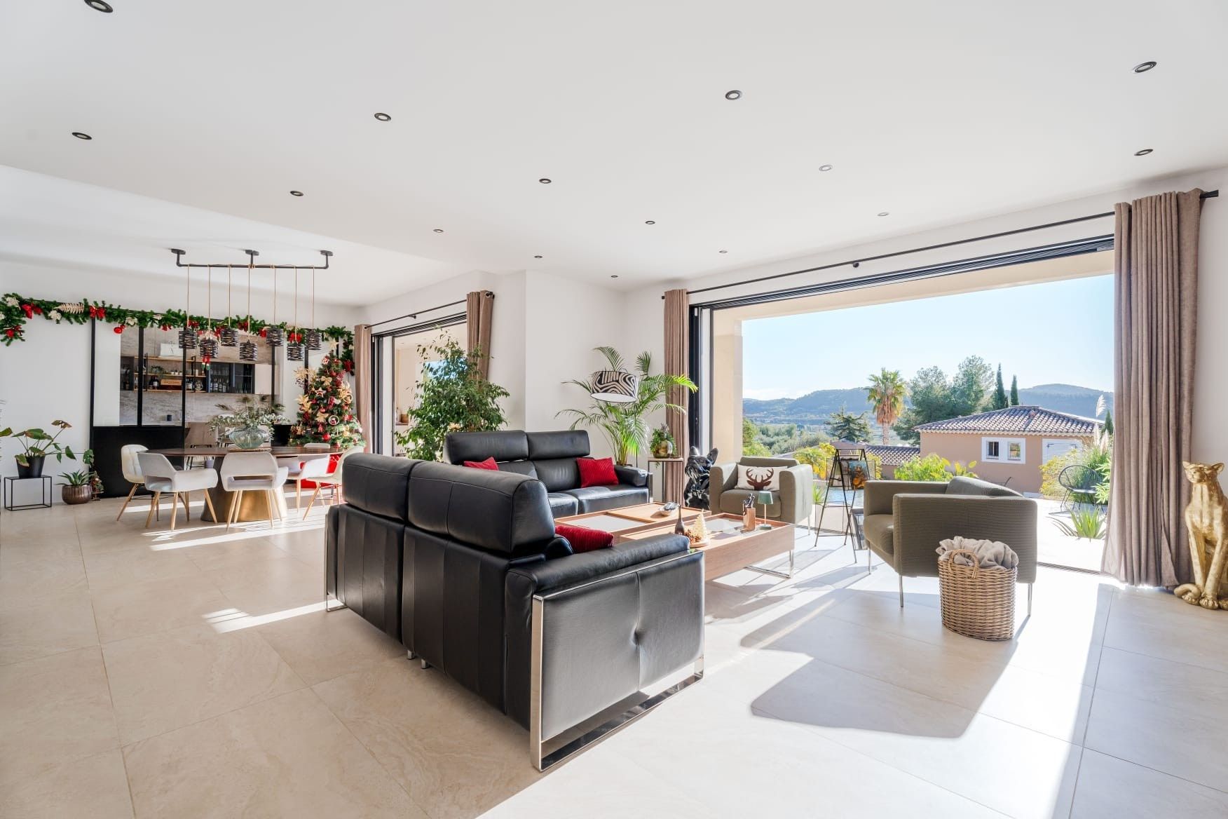 luxury house 6 Rooms for sale on LA CADIERE D AZUR (83740)