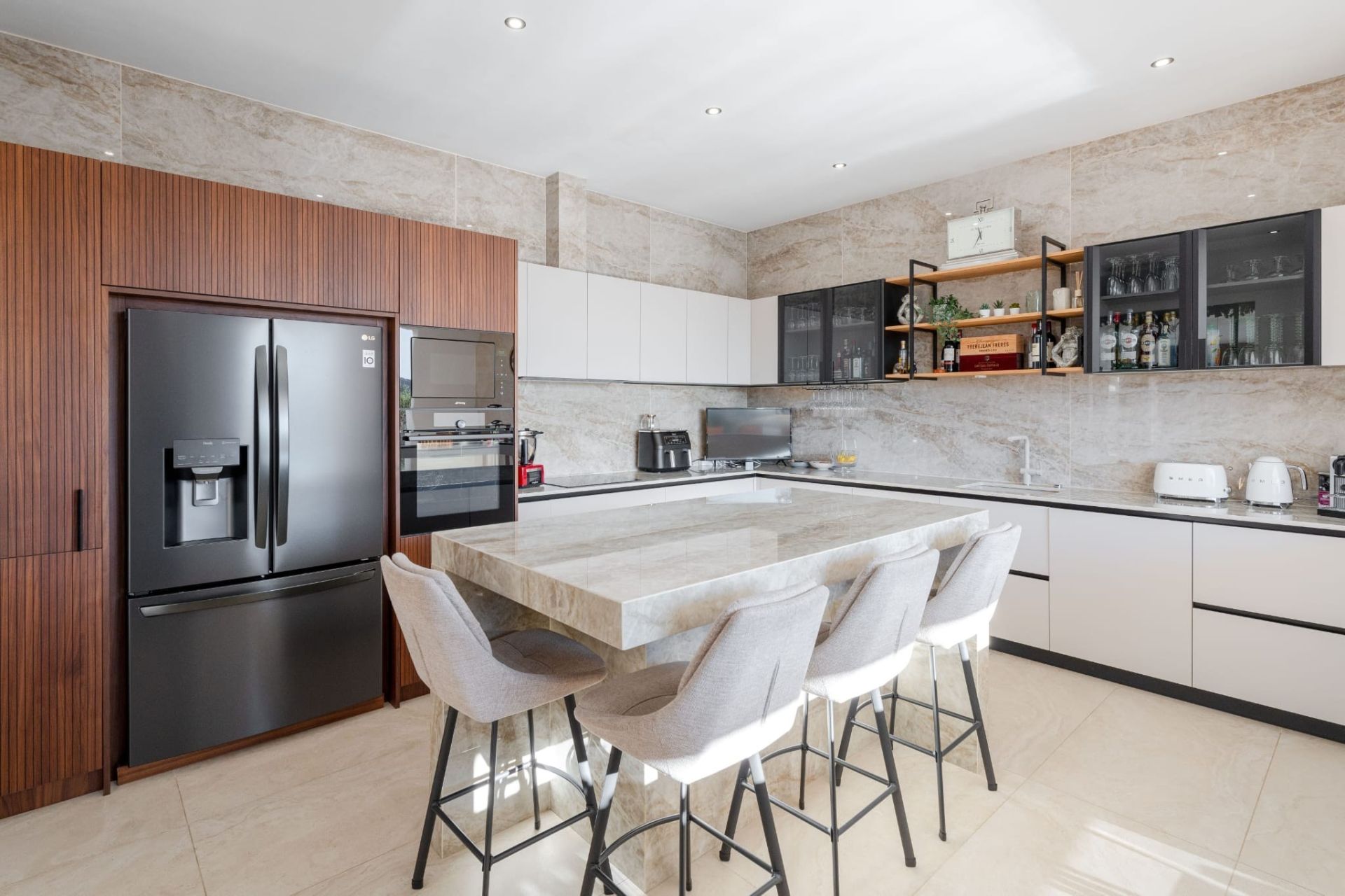 luxury house 6 Rooms for sale on LA CADIERE D AZUR (83740)