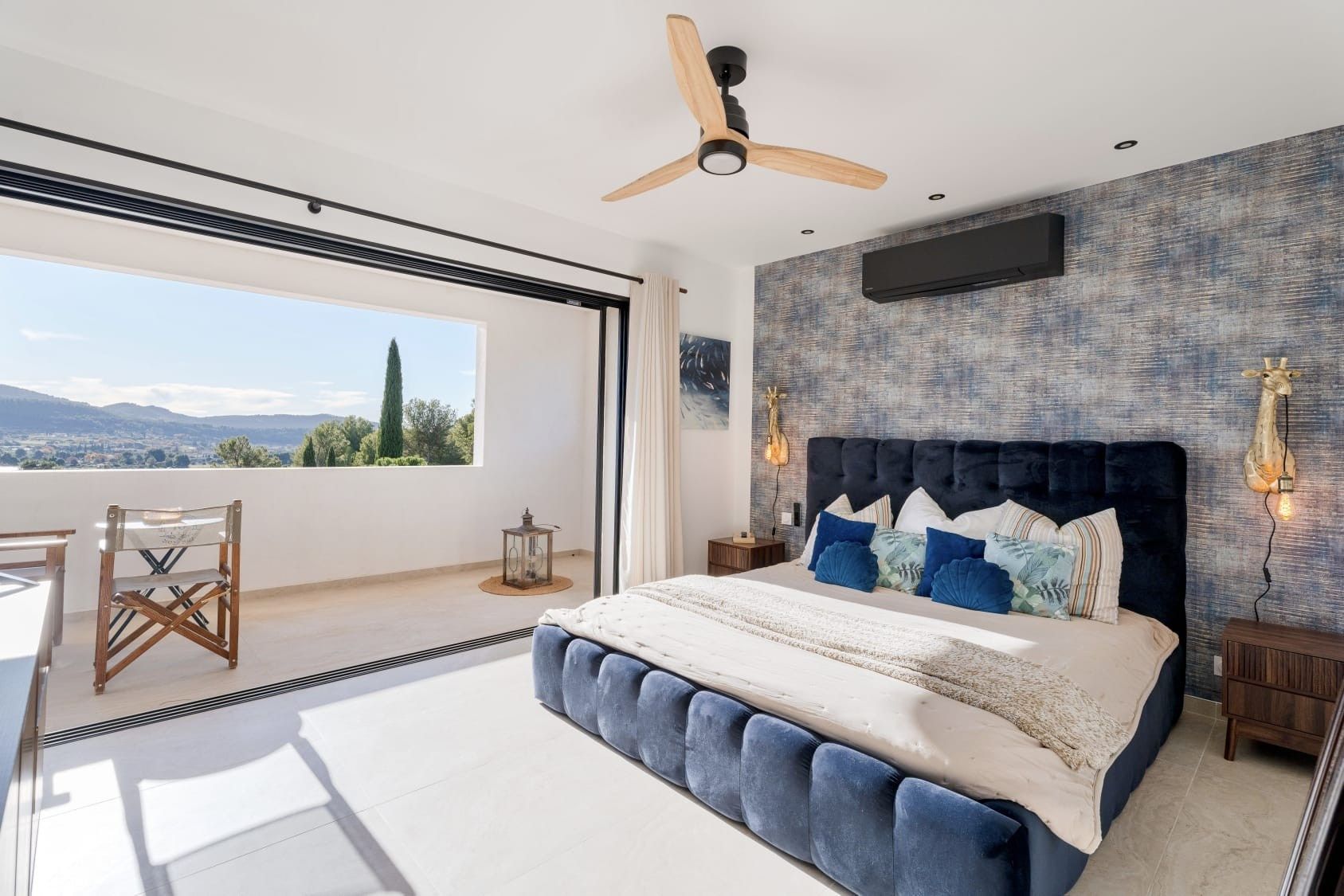 luxury house 6 Rooms for sale on LA CADIERE D AZUR (83740)