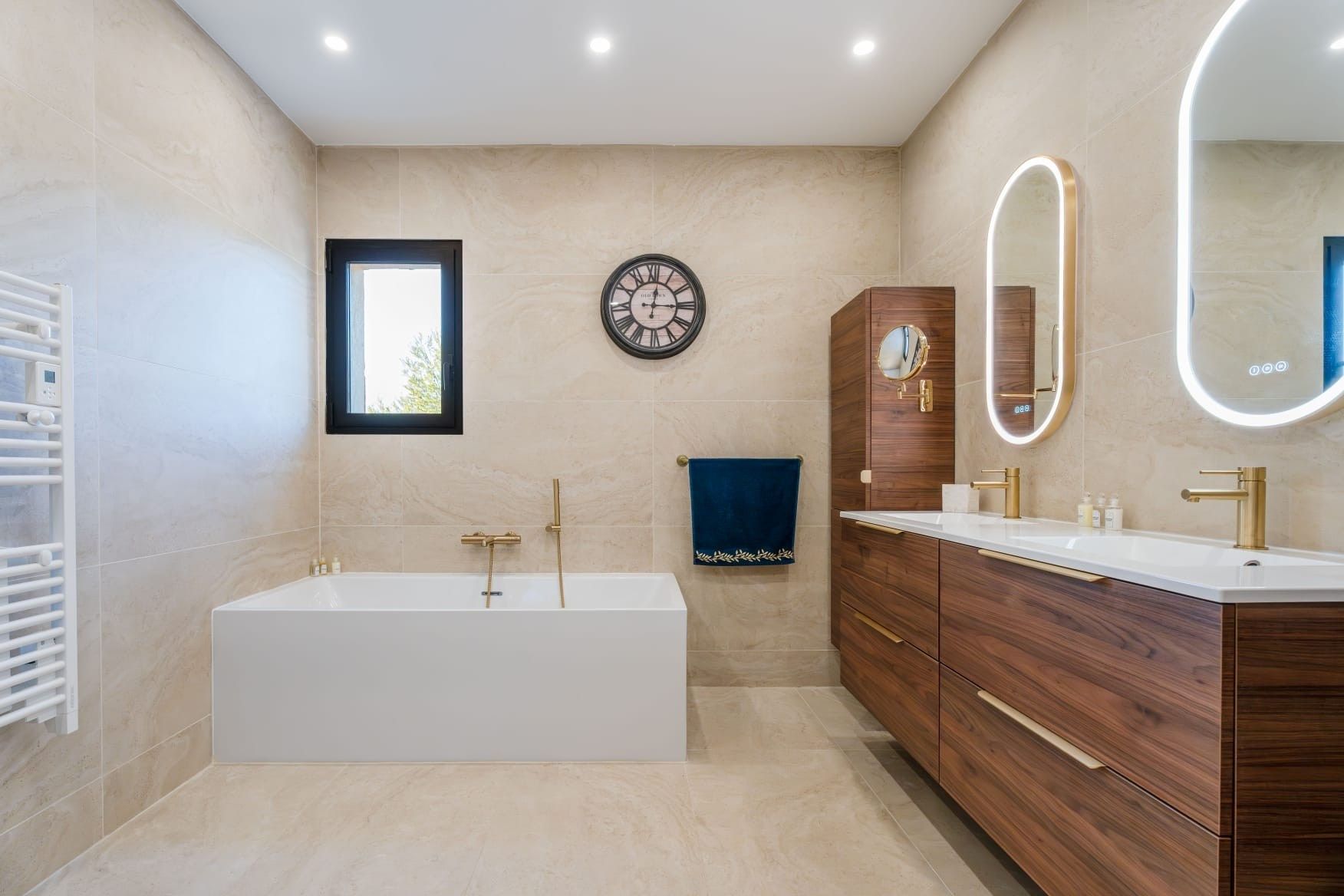 luxury house 6 Rooms for sale on LA CADIERE D AZUR (83740)