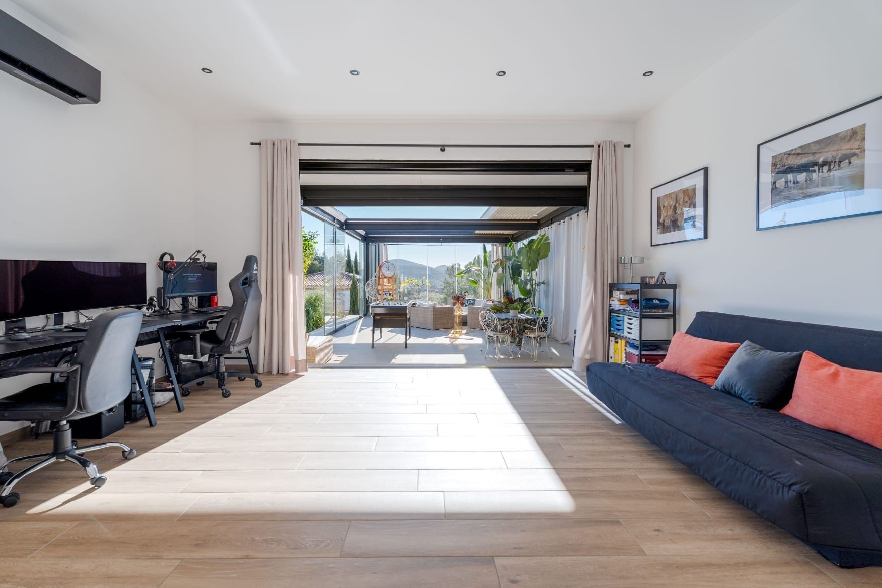 luxury house 6 Rooms for sale on LA CADIERE D AZUR (83740)