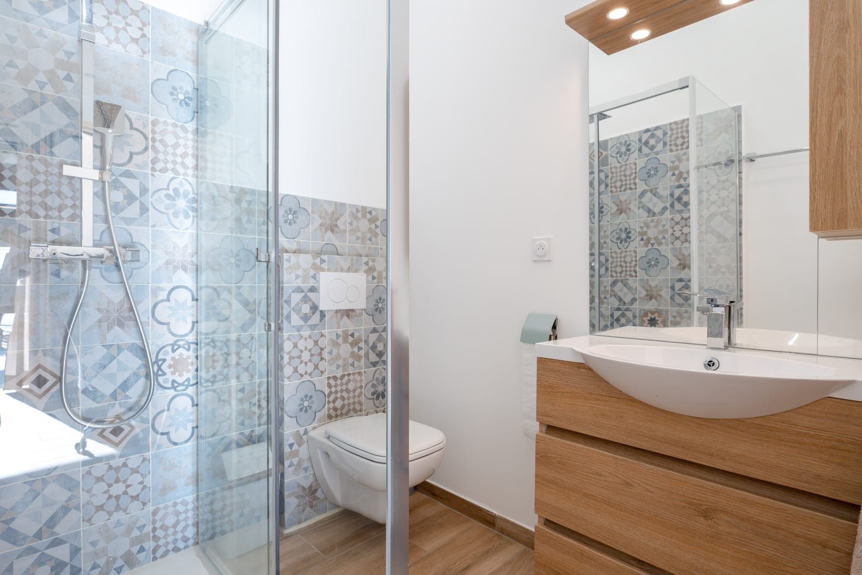 luxury house 6 Rooms for sale on LA CADIERE D AZUR (83740)