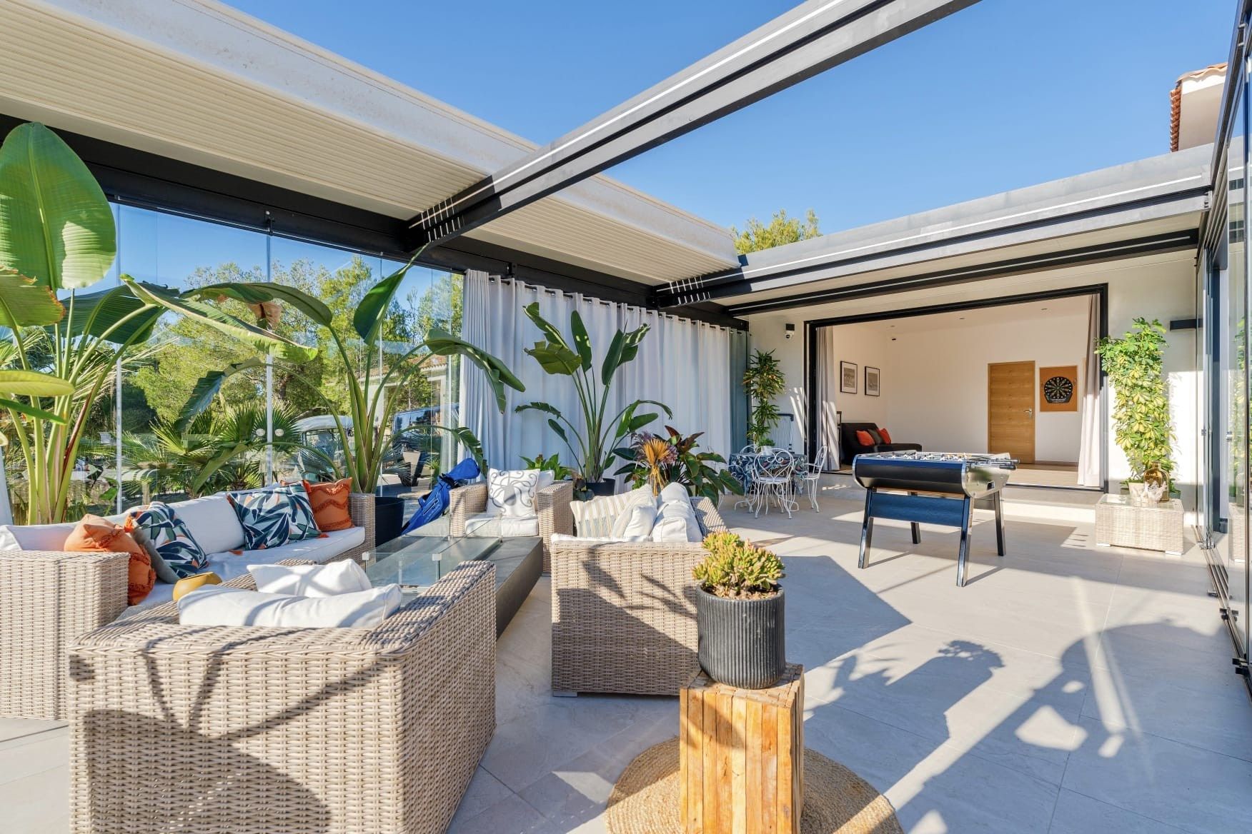 luxury house 6 Rooms for sale on LA CADIERE D AZUR (83740)