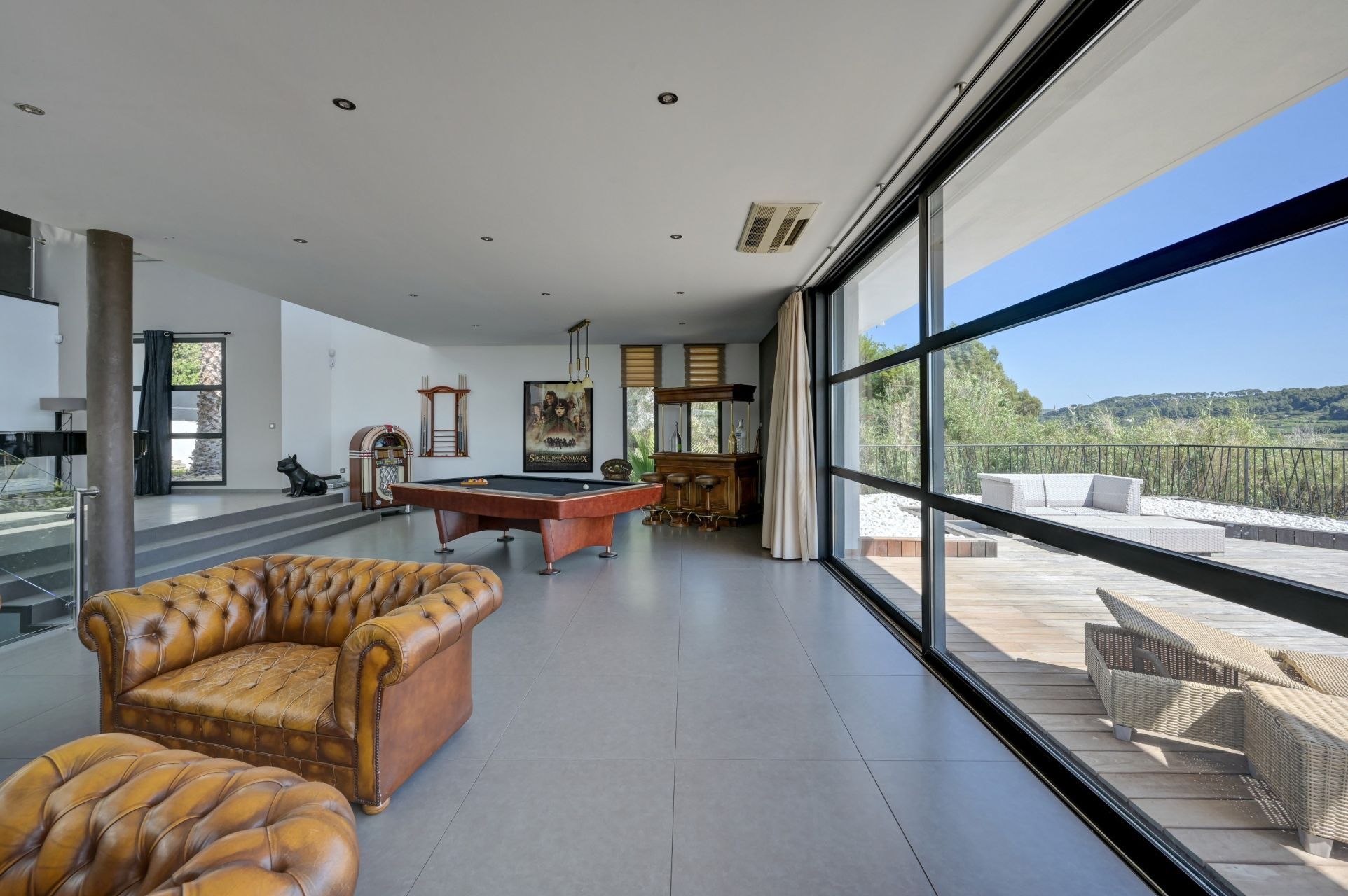 luxury house 8 Rooms for sale on LA CADIERE D AZUR (83740)